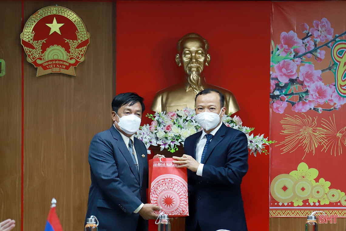 Lãnh đạo 2 tỉnh Bôlykhămxay, Khăm Muộn chúc tết Đảng bộ và Nhân dân Hà Tĩnh