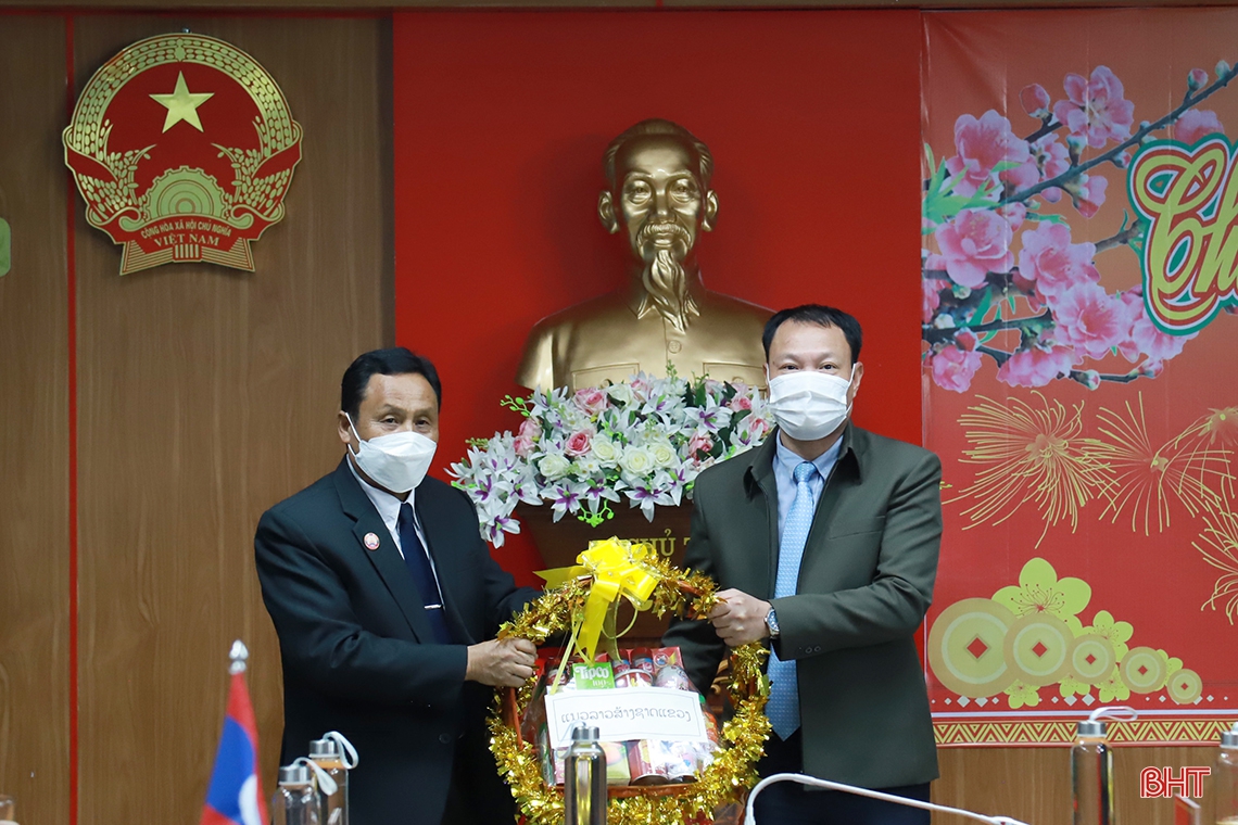 Lãnh đạo 2 tỉnh Bôlykhămxay, Khăm Muộn chúc tết Đảng bộ và Nhân dân Hà Tĩnh