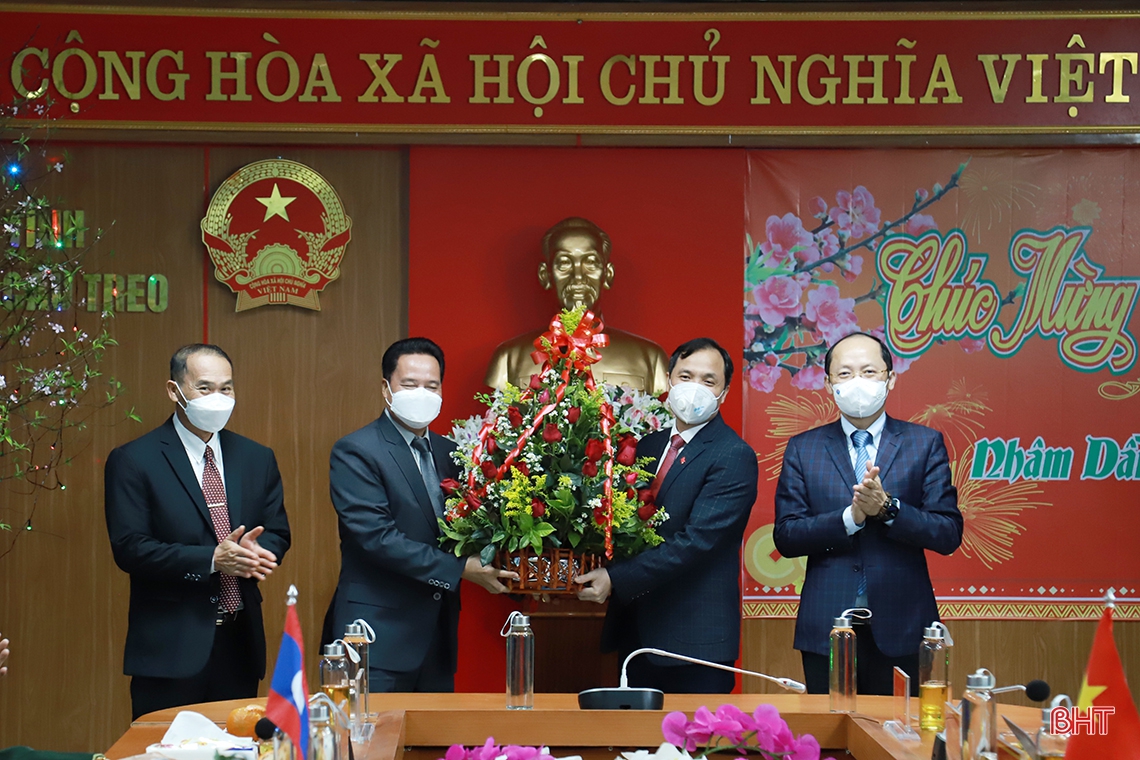 Lãnh đạo 2 tỉnh Bôlykhămxay, Khăm Muộn chúc tết Đảng bộ và Nhân dân Hà Tĩnh