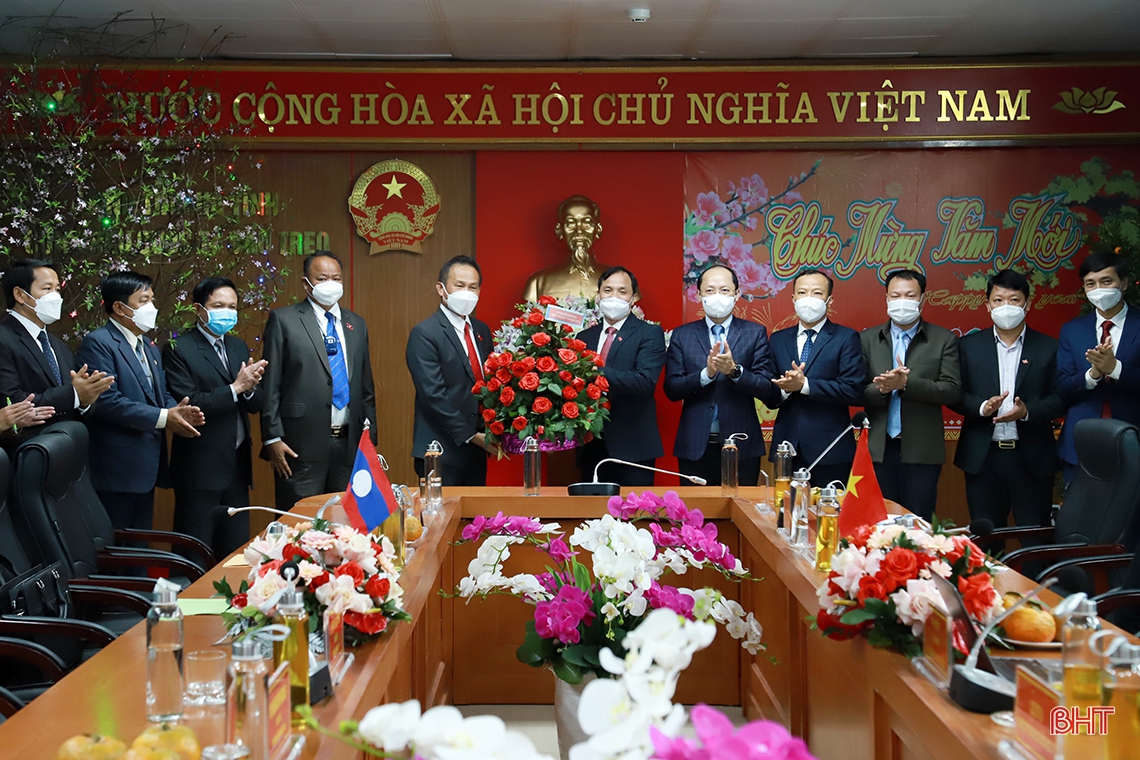 Lãnh đạo 2 tỉnh Bôlykhămxay, Khăm Muộn chúc tết Đảng bộ và Nhân dân Hà Tĩnh