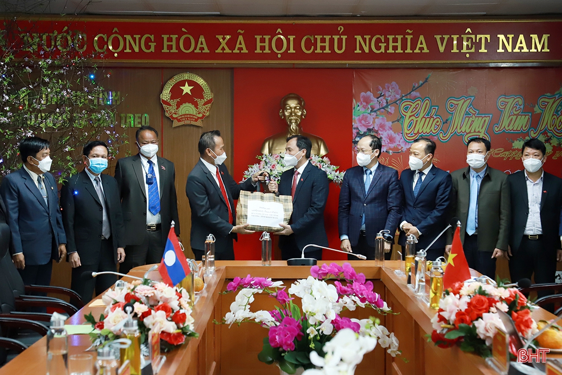 Lãnh đạo 2 tỉnh Bôlykhămxay, Khăm Muộn chúc tết Đảng bộ và Nhân dân Hà Tĩnh