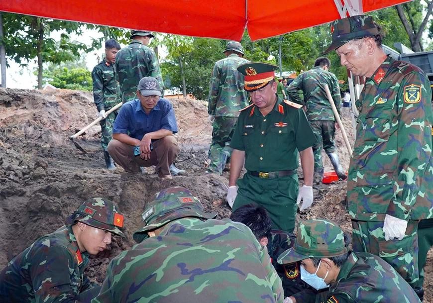 Thiếu tướng Nguyễn Thành Trung, Chính ủy Bộ Tư lệnh Thành phố Hồ Chí Minh, tại hiện trường khu vực tìm kiếm, quy tập hài cốt liệt sĩ ở Công viên Lê Thị Riêng. (Nguồn: Bộ Tư lệnh Thành phố Hồ Chí Minh).