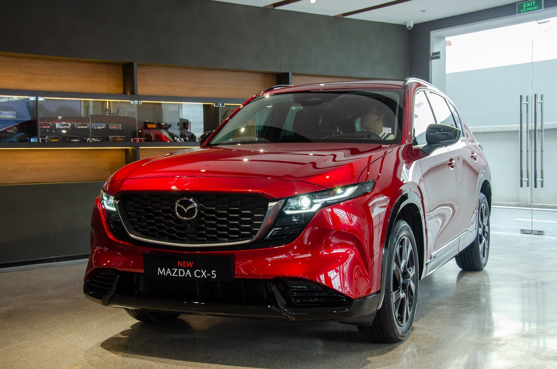 Đứng thứ bảy trong danh sách bán chạy, Mazda ghi nhận lượng tiêu thụ 15.298 xe tại Việt Nam sau 6 tháng đầu năm. Mazda CX-5 tiếp tục là chủ lực doanh số, tuy nhiên vị thế trong phân khúc SUV cỡ C đang dần bị đe dọa bởi ôtô điện. Thế hệ mới của Mazda CX-5 sẽ chính thức trình làng khách Việt cuối năm nay. Ảnh: Phúc Hậu.