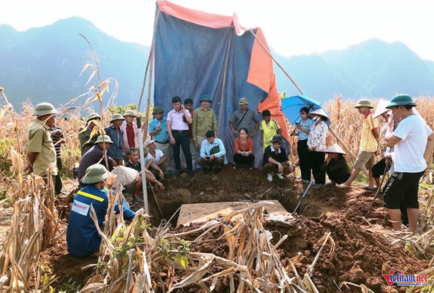 Sập đá cổ được đám trẻ chăn trâu bò phát hiện trong lúc chơi đùa ở ruộng ngô. Ảnh: Bảo tàng cung cấp.
