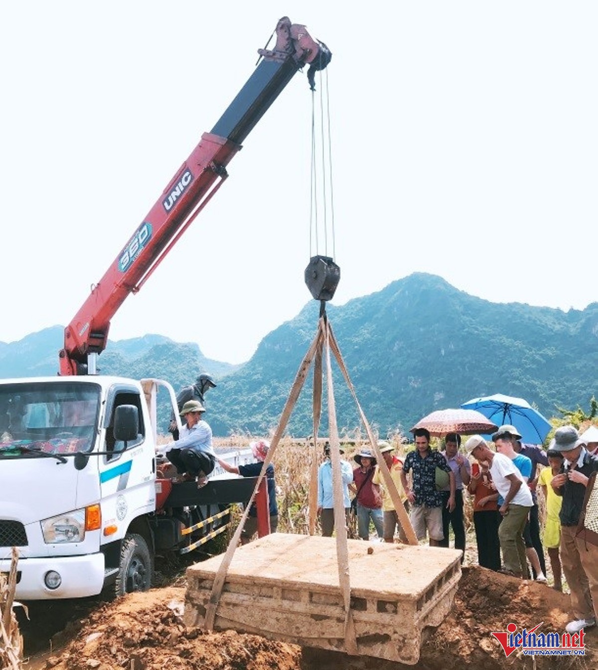 Sập được khai quật đưa về trưng bày tại bảo tàng. Ảnh: Bảo tàng cung cấp.