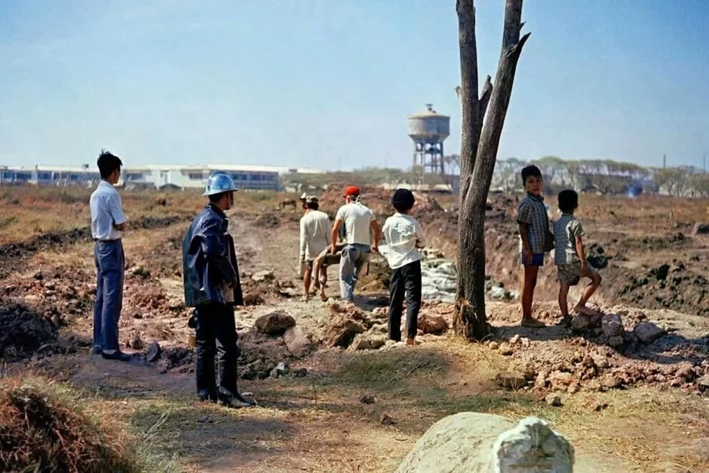 Bức ảnh tư liệu được xác định chụp năm 1968 tại nơi chôn cất các liệt sĩ ở khu vực nghĩa trang Đô Thành, nay là công viên Lê Thị Riêng.
