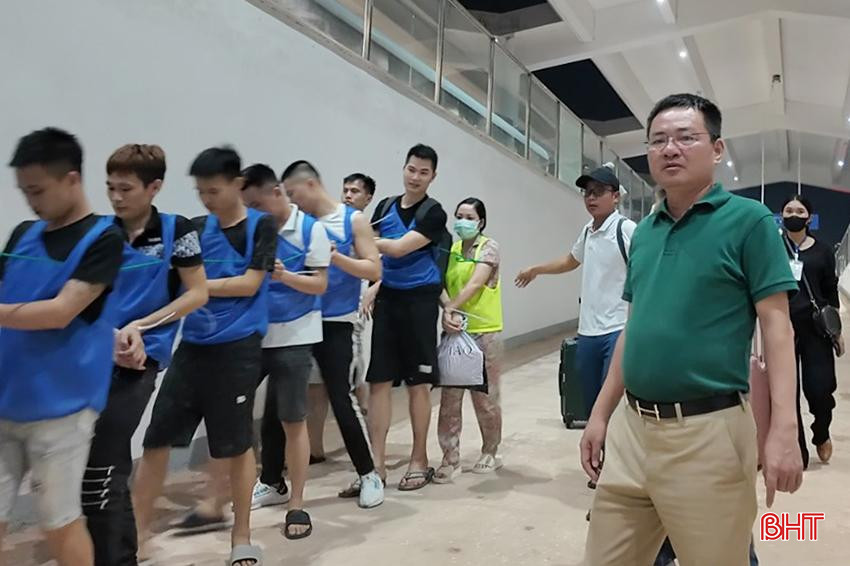 Đại tá Phạm Thanh Phương trực tiếp tham gia chỉ đạo quá trình di lý đối tượng.jpg