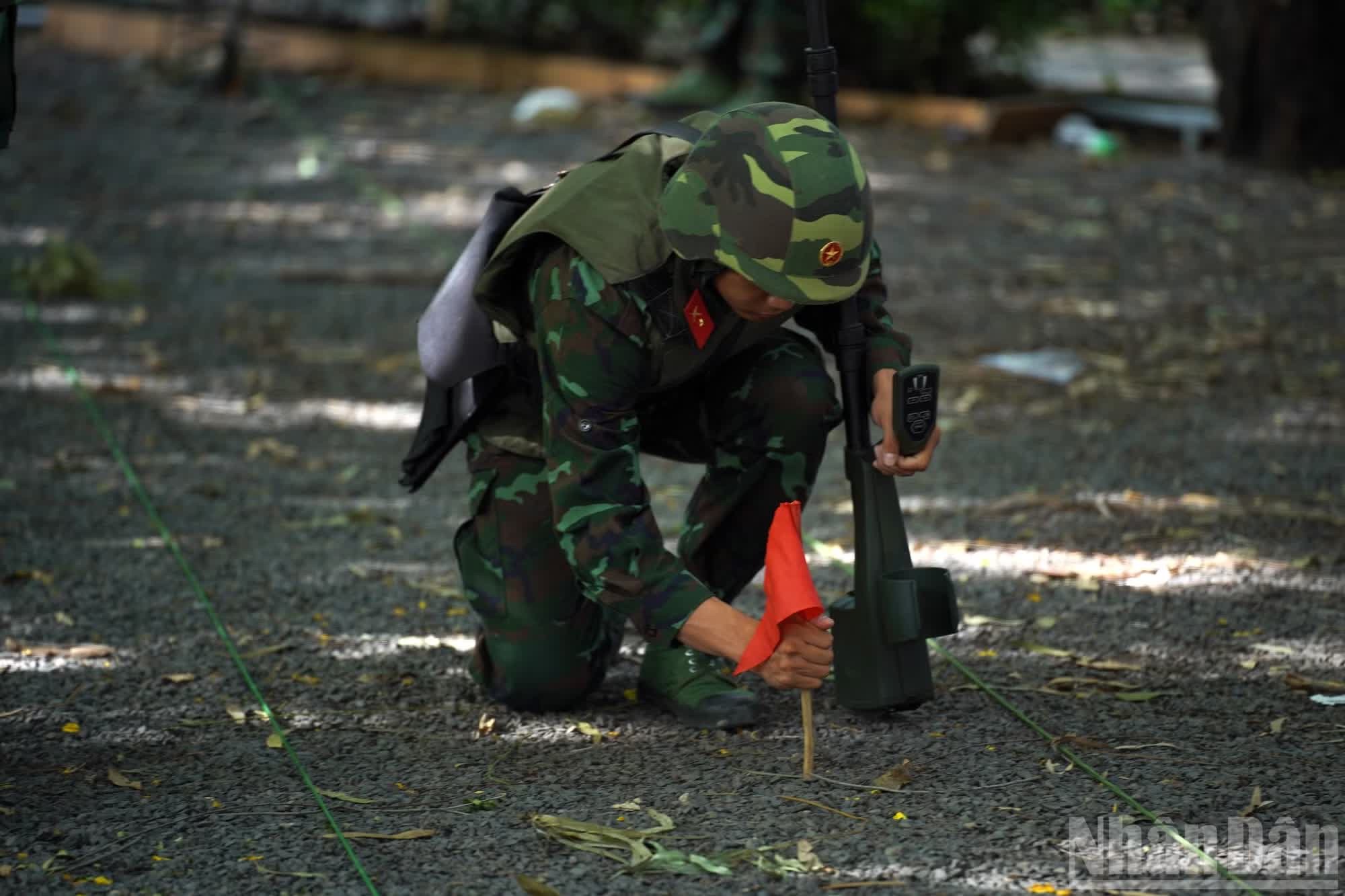 Để bảo đảm an toàn tuyệt đối, lực lượng công binh được giao nhiệm vụ kiểm tra, dò tìm và xử lý các vật liệu nổ còn sót lại (nếu có) trước khi bàn giao mặt bằng cho các đơn vị khảo sát; song song đó, tổ chức đối chiếu tọa độ trên hồ sơ với thực địa nhằm xác định chính xác các vị trí cần thăm dò.