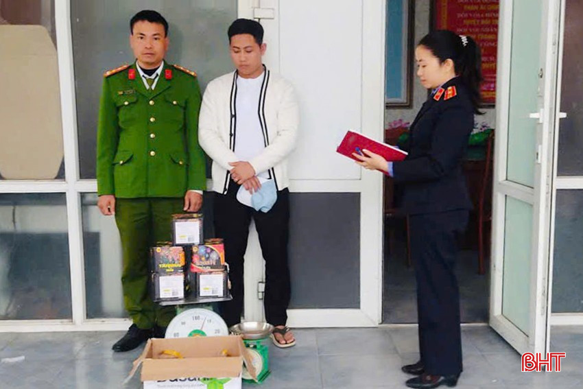 Lực lượng chức năng tống đạt quyết định khởi tố bị can đối với Văn Tiến Dũng.