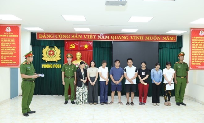 Cơ quan Cảnh sát điều tra thi hành lệnh bắt tạm giam các bị can liên quan đường dây mua bán trái phép hóa đơn chứng từ. Ảnh: Công an tỉnh Đồng Nai
