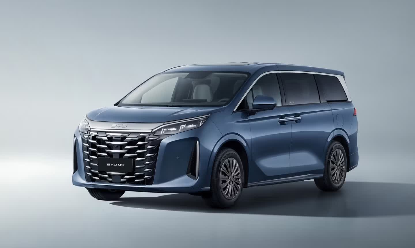nhung-mau-xe-phev-tien-ty-vua-ra-mat-khach-hang-viet-anh.jpg