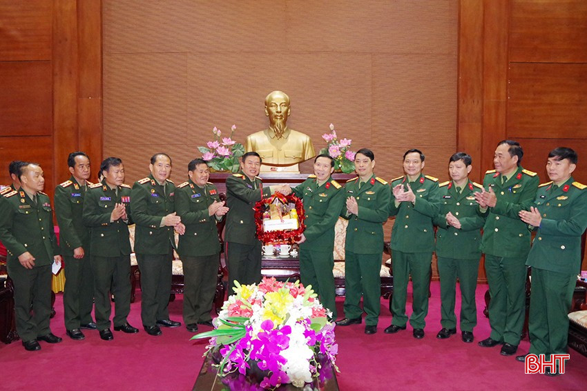 Dịp này, Đoàn đại biểu Bộ CHQS tỉnh Bolikhămxay do Thiếu tướng Chuông Chăn Lạt Xả Vông - Chính ủy làm trưởng đoàn đã đến thăm và chúc tết Bộ CHQS Hà Tĩnh.