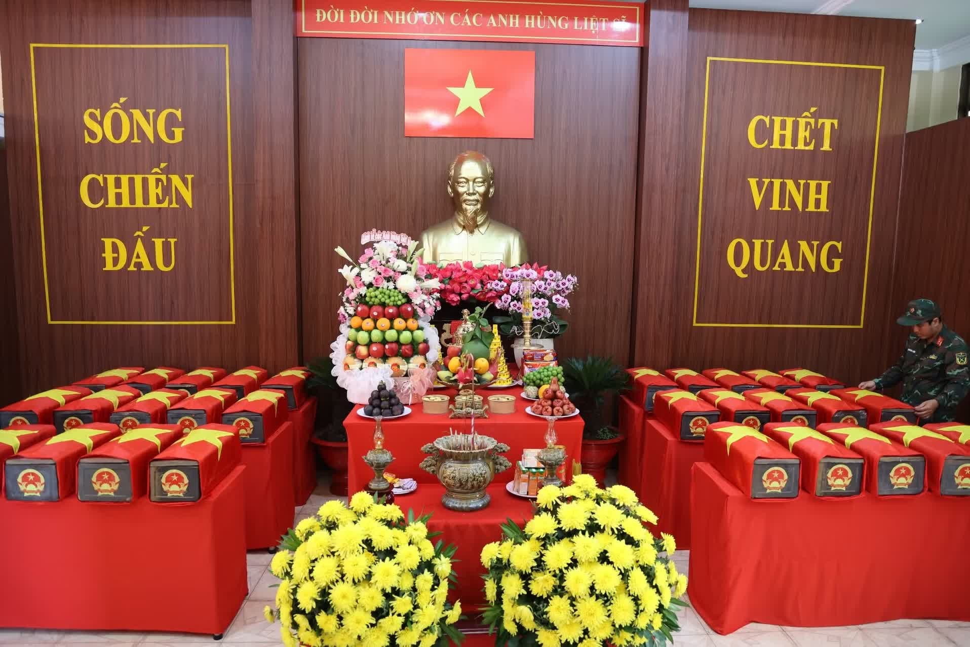 Chỉ tính riêng trong buổi sáng nay, lực lượng chức năng đã tìm kiếm và quy tập thêm được 13 bộ hài cốt liệt sĩ cùng nhiều di vật.