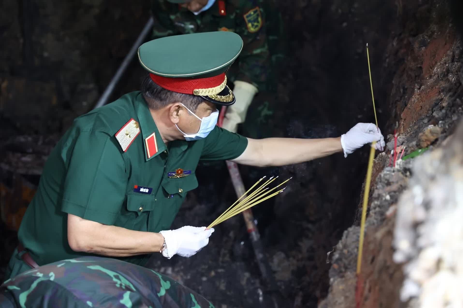 Thiếu tướng Trần Chí Tâm - Phó Chính ủy Quân khu 7, thắp hương tại hố đào tìm kiếm, quy tập hài cốt liệt sĩ.