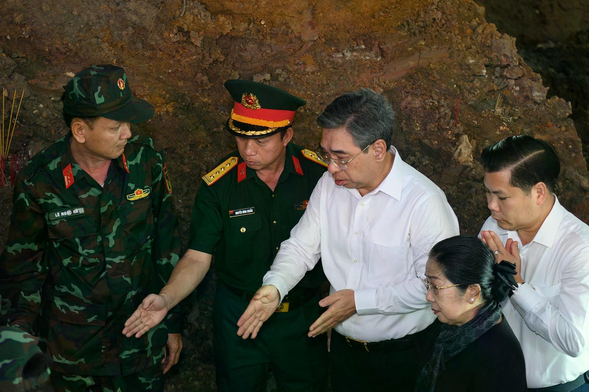 Ông Nguyễn Phước Lộc - Phó bí thư Thành ủy, Chủ tịch Ủy ban Mặt trận Tổ quốc Việt Nam TP. Hồ Chí Minh - dẫn đầu đoàn công tác tới dâng hương tưởng niệm các Anh hùng liệt sĩ và thăm lực lượng làm nhiệm vụ tại công viên Lê Thị Riêng sáng 13/7. Ảnh: Hoài Bảo.