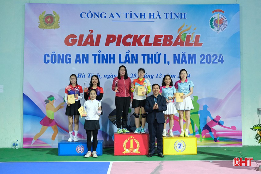 bqbht_br_dai-ta-nguyen-trung-kien-pho-giam-doc-trao-giai-doi-nu-cho-cac-vdv.jpg