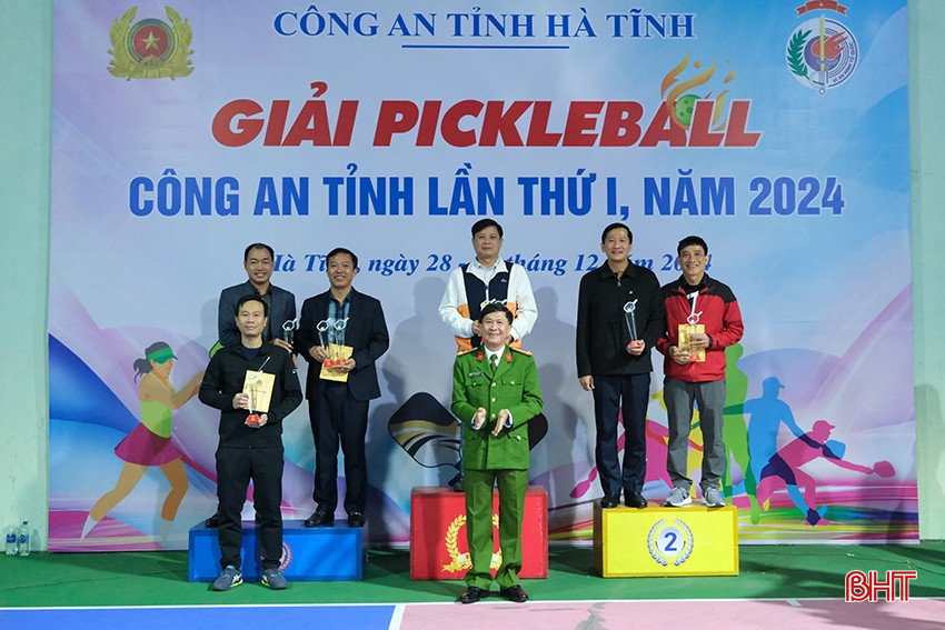 bqbht_br_dai-ta-dang-hoai-son-trao-giai-doi-nam-lanh-dao-cap-phong-cho-cac-vdv.jpg