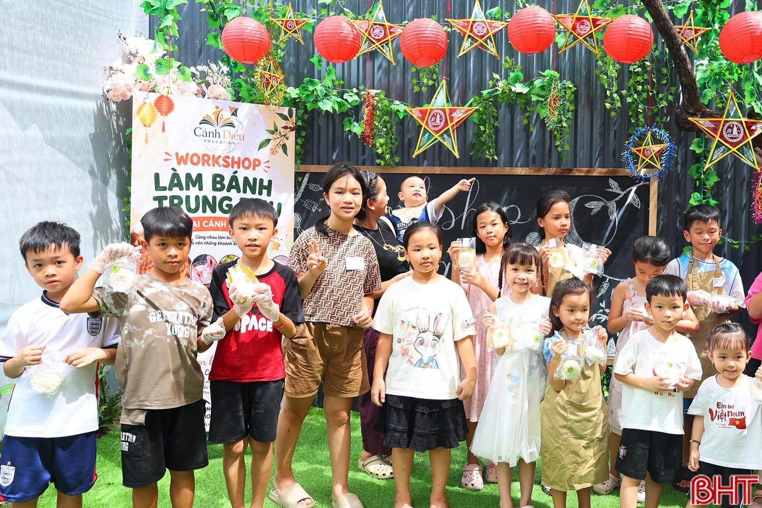 niem-vui-cua-cac-em-nho-khi-duoc-tu-tay-lam-nhung-chiec-banh-trung-thu-truyen-thong.jpg