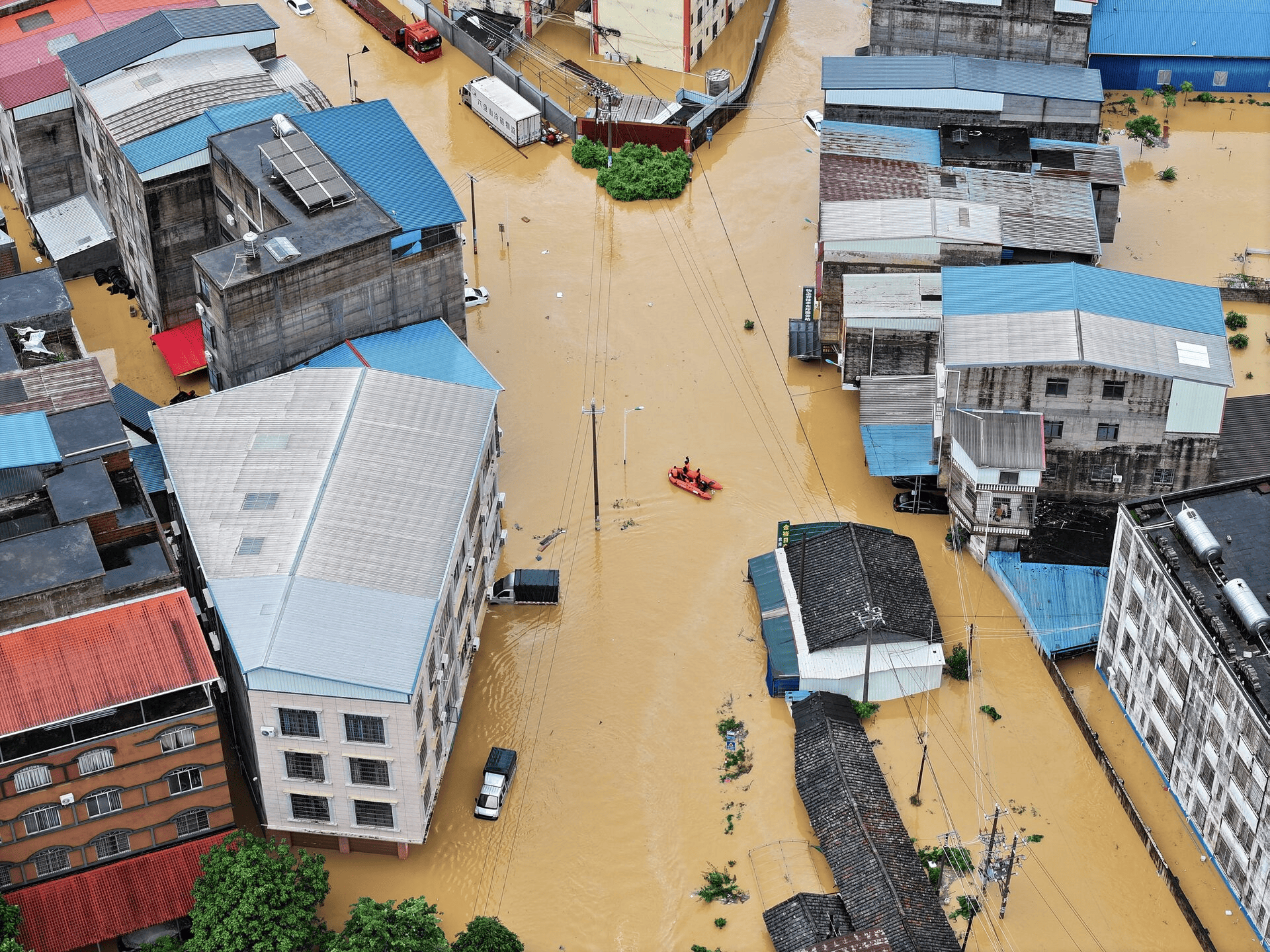 Ảnh chụp từ UAV cho thấy tình trạng ngập lụt sau trận mưa lớn do bão Maysak gây ra ở thành phố Hoành Châu, khu tự trị Choang Quảng Tây, Trung Quốc, ngày 6/7. Ảnh: Reuters.