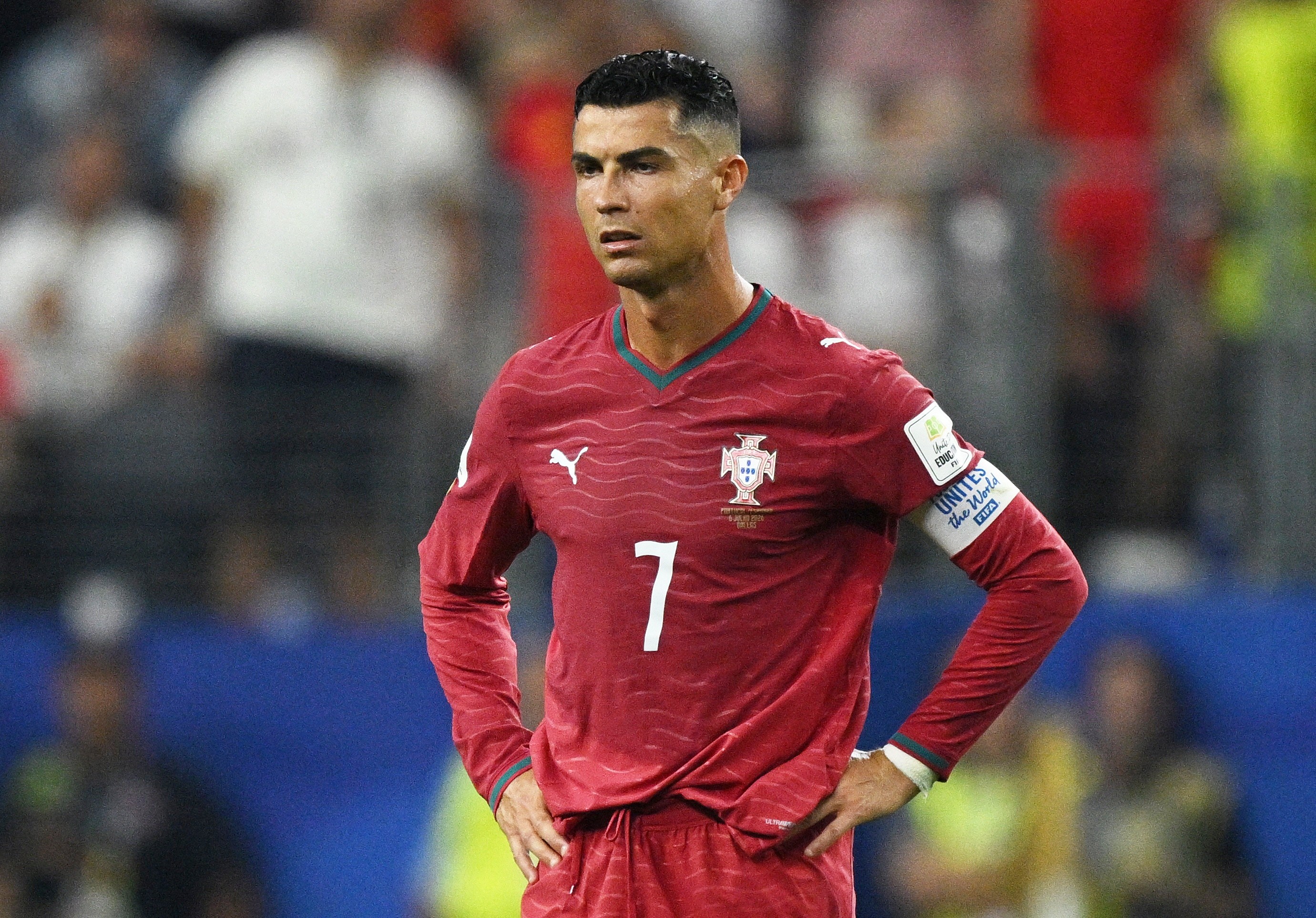 Ronaldo ngấn lệ sau trận đấu cuối cùng tại World Cup.