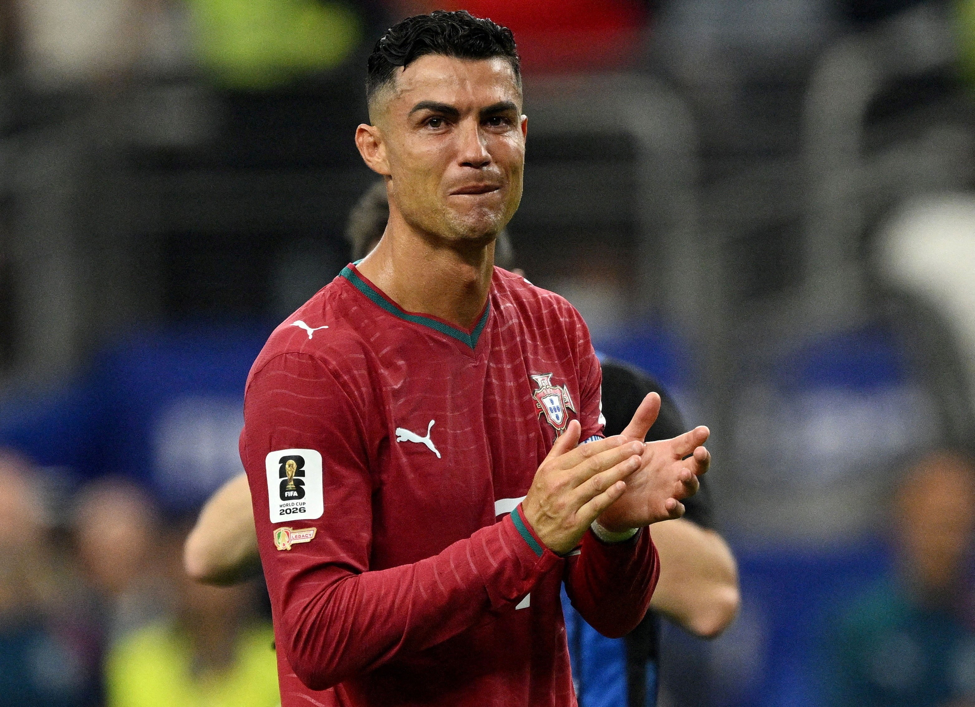 3. Cristiano Ronaldo: Mặc dù đóng góp 3 bàn thắng, kỳ World Cup 2026 của Cristiano Ronaldo vẫn kết thúc trong sự thất vọng lớn. Ở tuổi 41, CR7 cho thấy sự hụt hơi rõ rệt về mặt thể lực khi tịt ngòi trong 3/5 trận. Màn trình diễn thiếu ổn định của anh là một phần nguyên nhân khiến Bồ Đào Nha bất lực nhìn Tây Ban Nha tiễn về nước ngay vòng 16 đội (để thua với tỷ số 0-1).