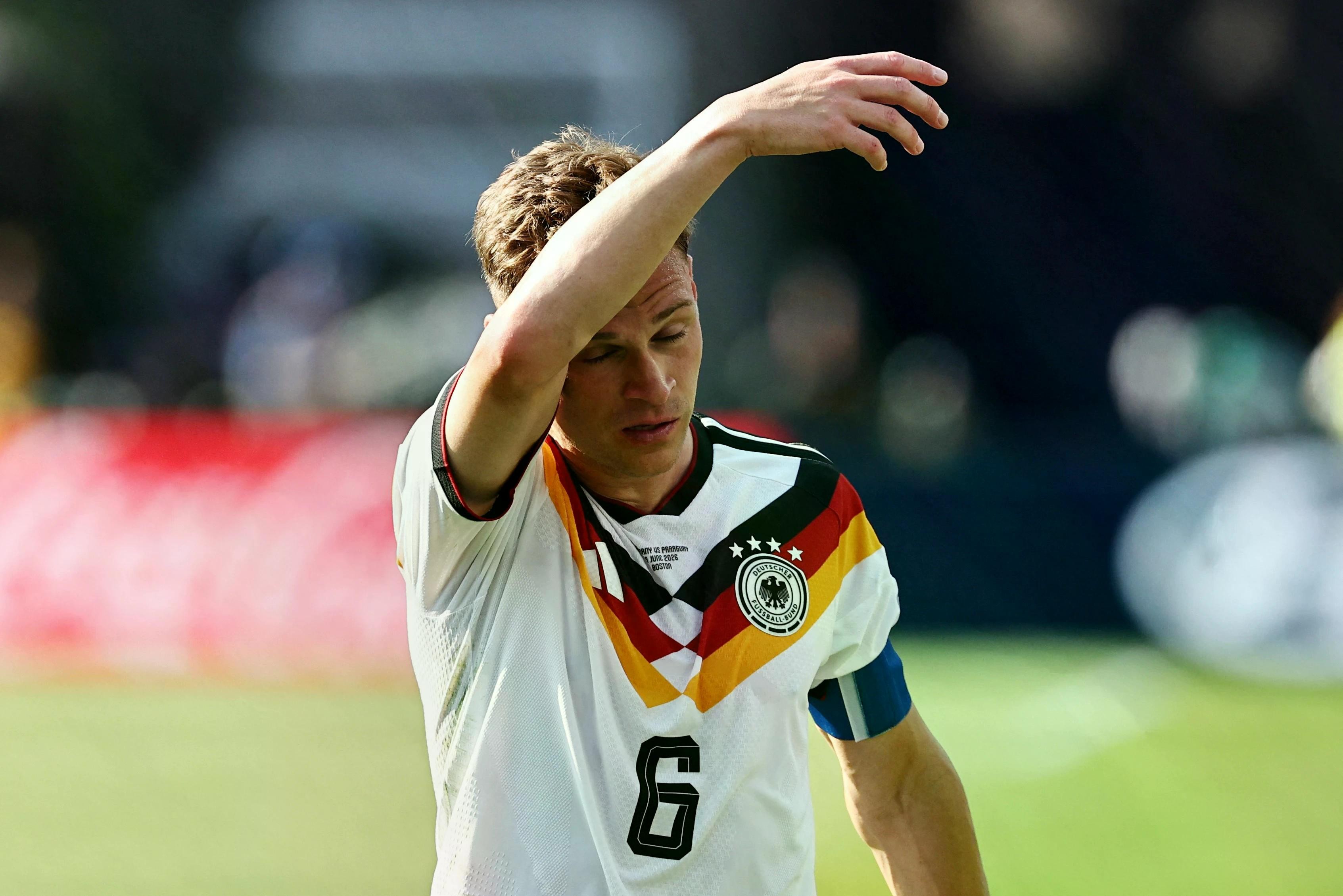 8. Joshua Kimmich: Với tư cách đội trưởng, anh phải chịu một phần trách nhiệm cho thất bại cay đắng khi Đức bị loại khá sớm. Dù không hoàn toàn là lỗi cá nhân, sự nghiệp của tiền vệ này ở tuyển quốc gia lại trùng hợp một cách đáng buồn với chuỗi phong độ tồi tệ của "Die Mannschaft" suốt những năm qua.