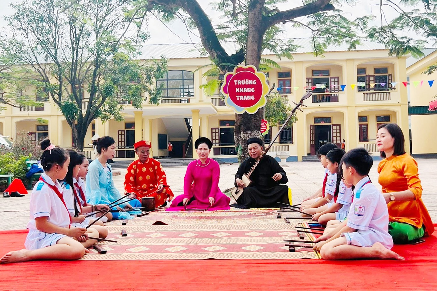 anh-nghe-nhan-uu-tu-tran-van-dai-ao-den-trong-mot-lan-bieu-dien-o-truong-hoc.jpg