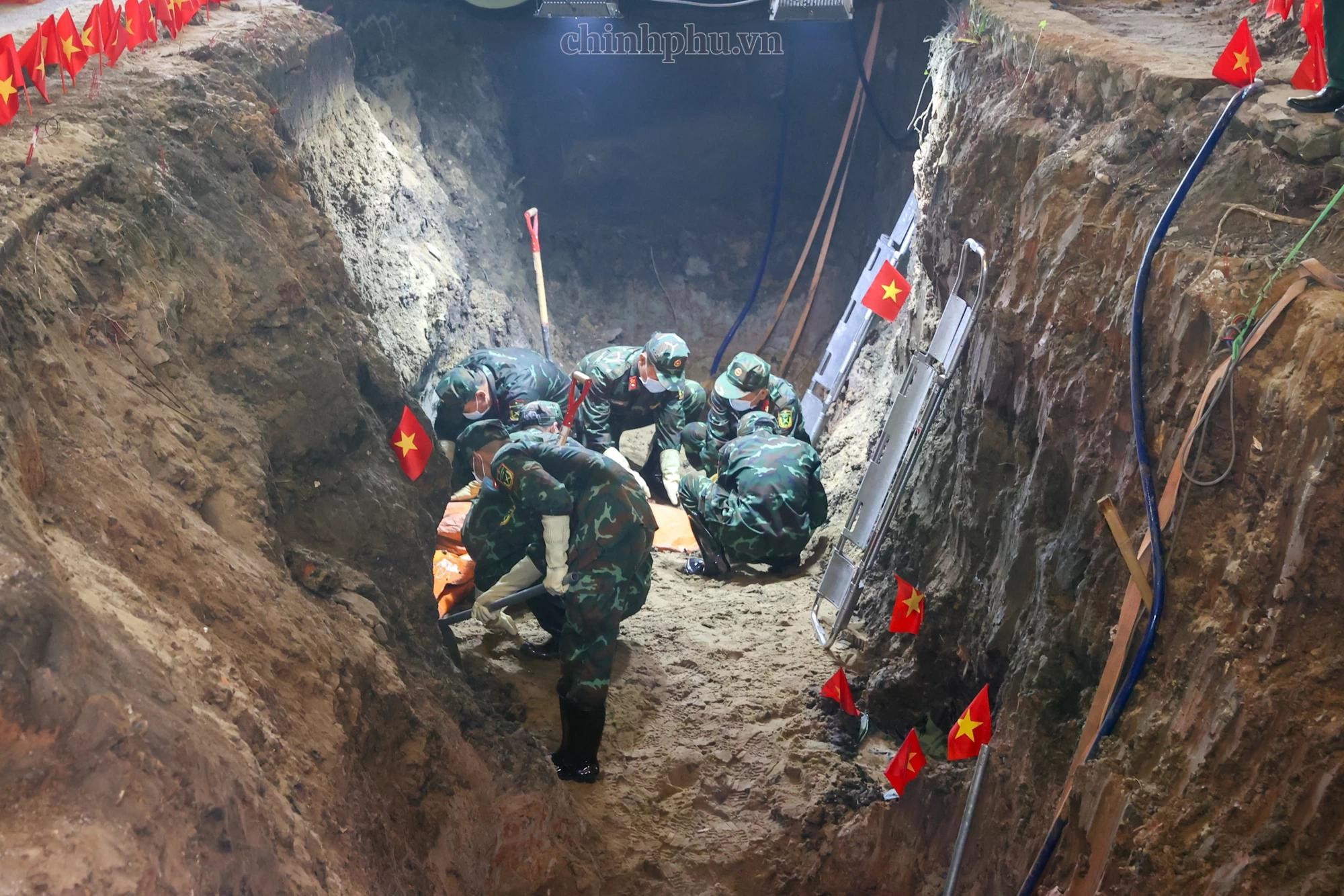 Lực lượng chức năng tìm kiếm, quy tập hài cốt liệt sĩ tại khu vực Công viên Lê Thị Riêng.