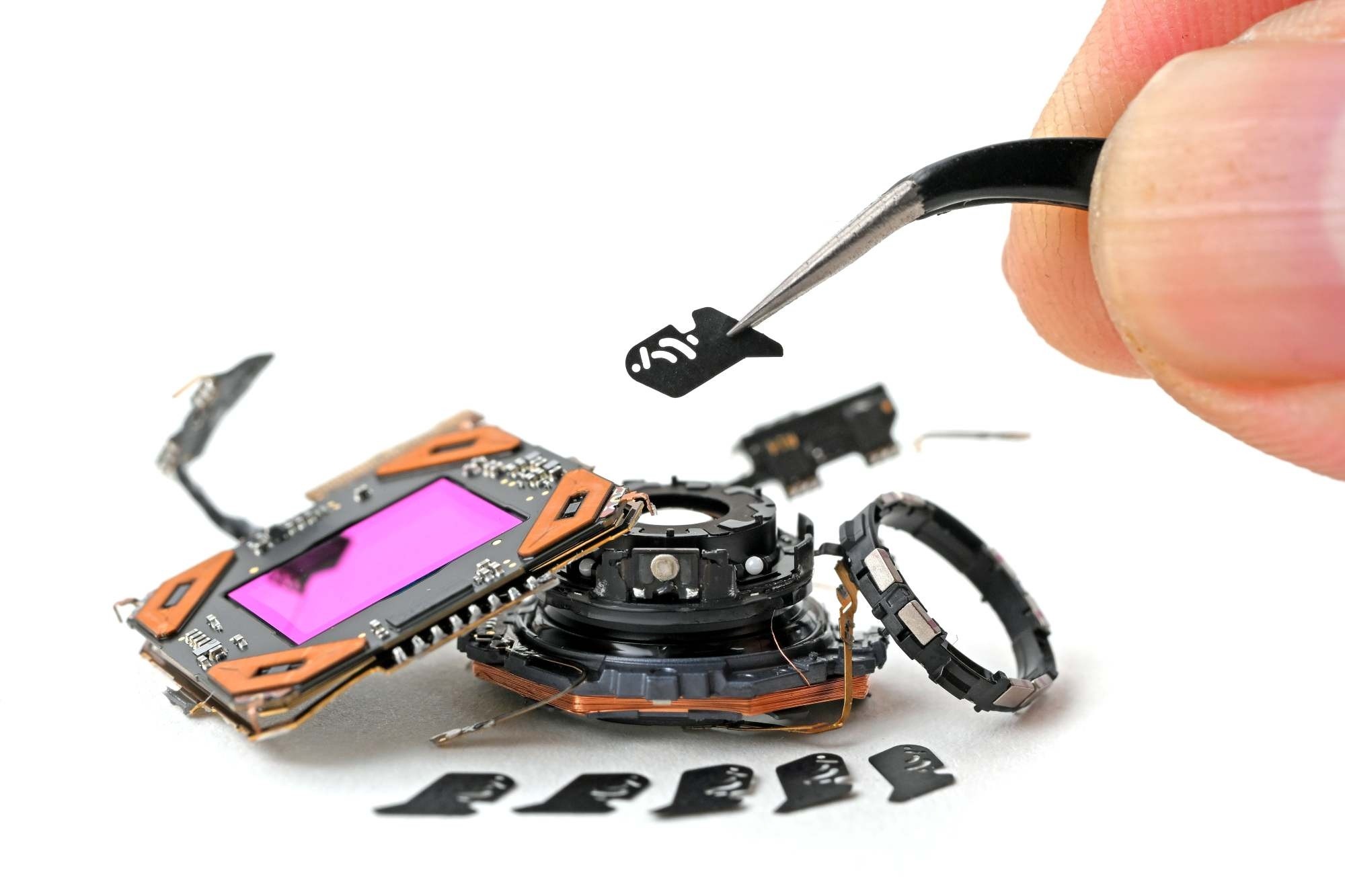 Hệ thống khẩu độ cơ học trên iPhone 18 Pro Max sử dụng 6 lá khẩu bằng vật liệu polymer composite siêu mỏng. Cơ chế này hoạt động dựa trên tác động từ tính để điều chỉnh đóng mở, cho phép thay đổi dải khẩu độ linh hoạt. Dù tạo nên cột mốc kỹ thuật mới cho Apple, thiết kế này gần như không thể tháo rời hay sửa chữa thủ công khi gặp sự cố. Ảnh: iFixit.