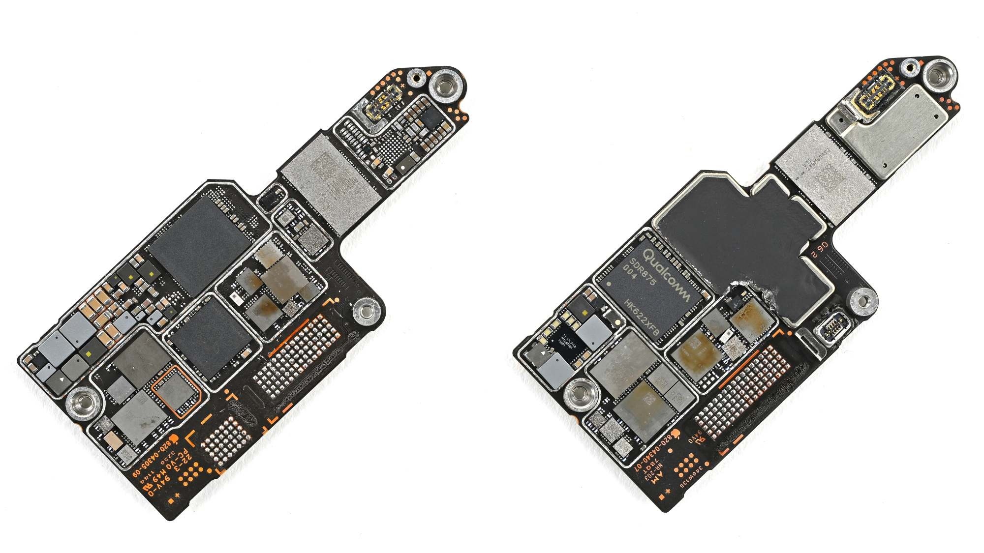 Bo mạch chủ vẫn duy trì dạng xếp chồng hai lớp. Vi xử lý A20 Pro được chuyển ra mặt ngoài để tiếp xúc trực tiếp với hệ thống tản nhiệt, trong khi chip nhớ NAND Flash lại bị kẹp sâu vào giữa hai lớp mạch. Tùy chỉnh cấu trúc này làm tăng đáng kể độ khó cho các kỹ thuật viên khi cần khôi phục dữ liệu hoặc can thiệp sửa chữa chuyên sâu phần cứng. Ảnh: iFixit.