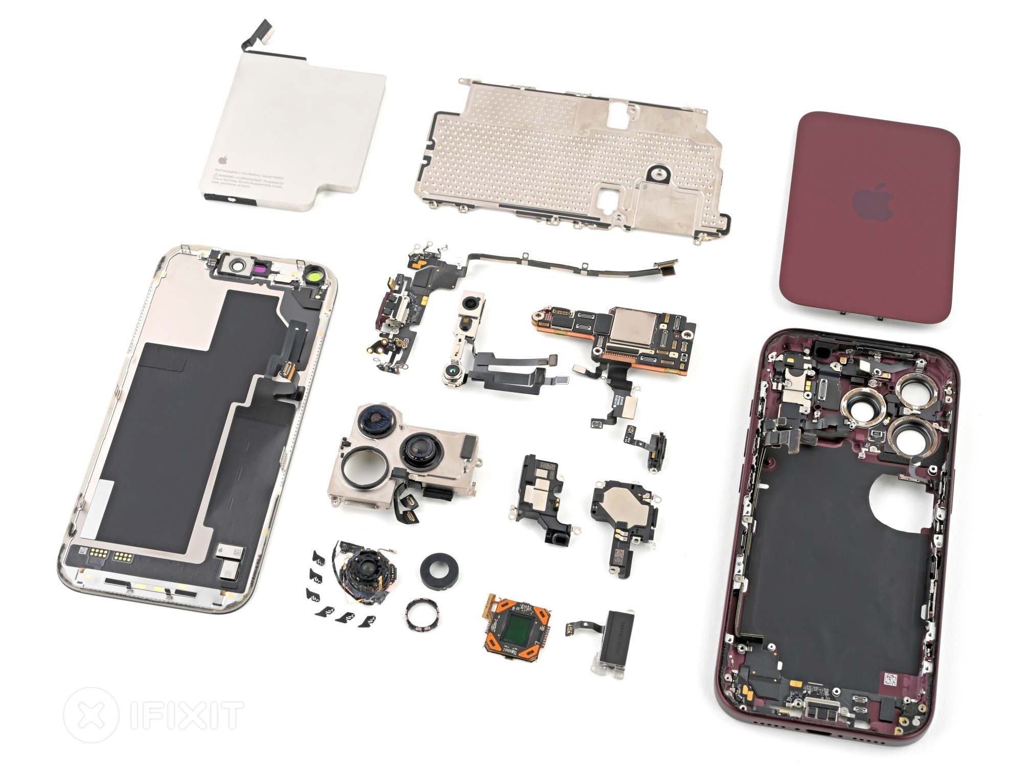 Hệ thống khẩu độ cơ học trên camera chính của iPhone 18 Pro đang thu hút sự chú ý lớn từ cộng đồng công nghệ. Tuy nhiên, sự đột phá này cũng đi kèm với những đánh đổi không mấy dễ chịu về khả năng sửa chữa. Mới đây, nền tảng iFixit đã thực hiện bài "mổ" iPhone 18 Pro để giải mã cơ chế camera hoàn toàn mới này và đặt câu hỏi liệu người dùng sẽ phải đối mặt với mức chi phí cũng như sửa chữa thế nào nếu chẳng may một lá khẩu tí hon bên trong gặp sự cố. Ảnh: iFixit.