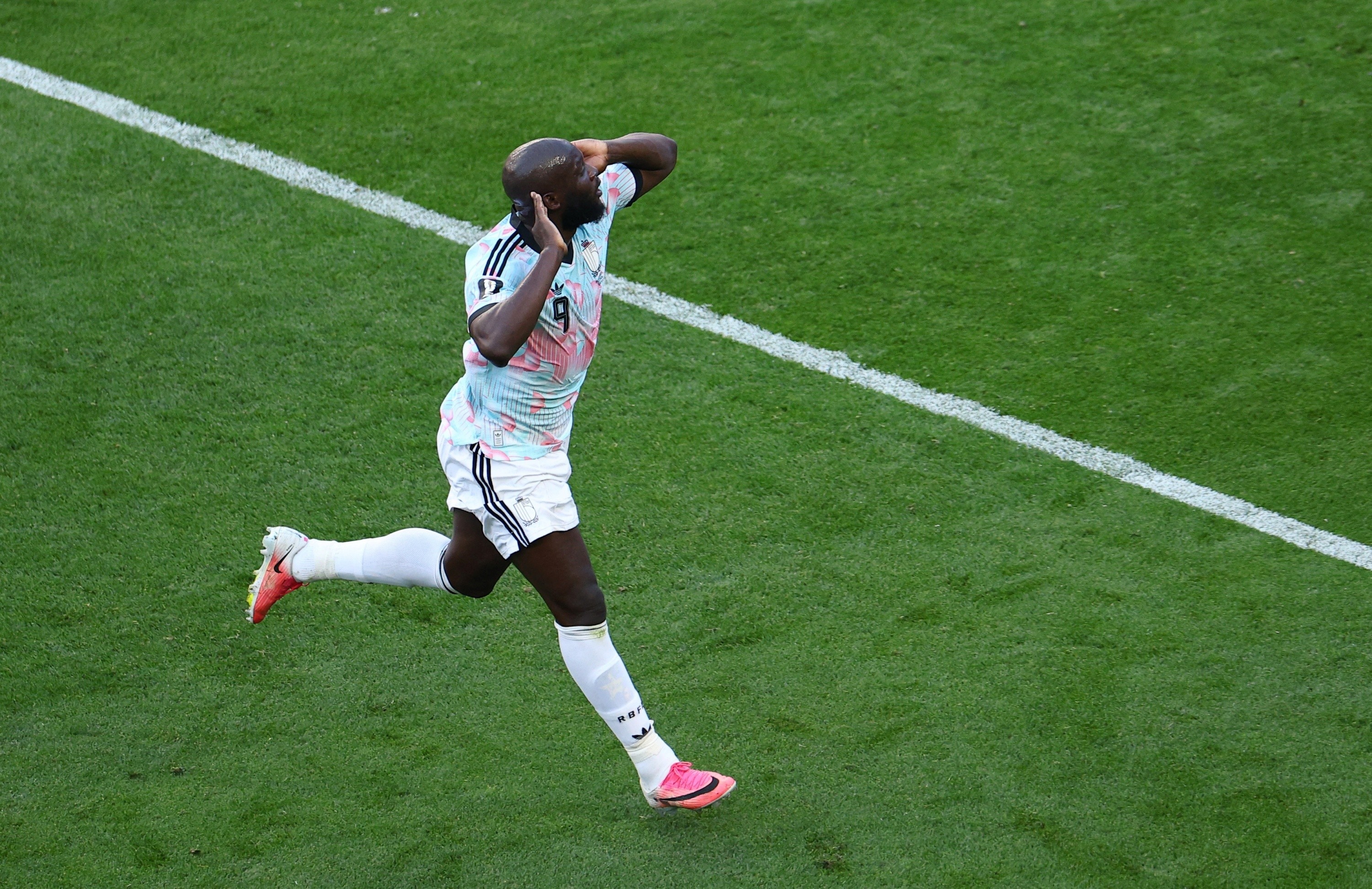 Lukaku ấn định chiến thắng đậm cho tuyển Bỉ.
