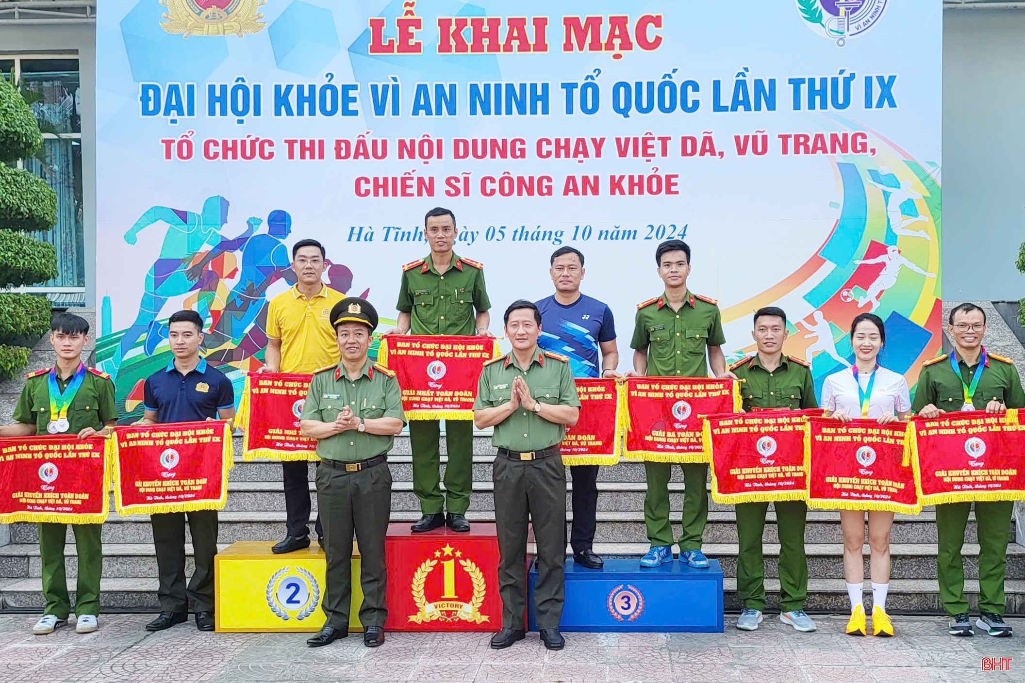 dai-ta-nguyen-trung-kien-pho-giam-doc-va-thuong-ta-nguyen-quoc-hung-pho-giam-doc-cong-an-tinh-trao-giai-toan-doan-cho-cac-don-vi-1-7485.jpg