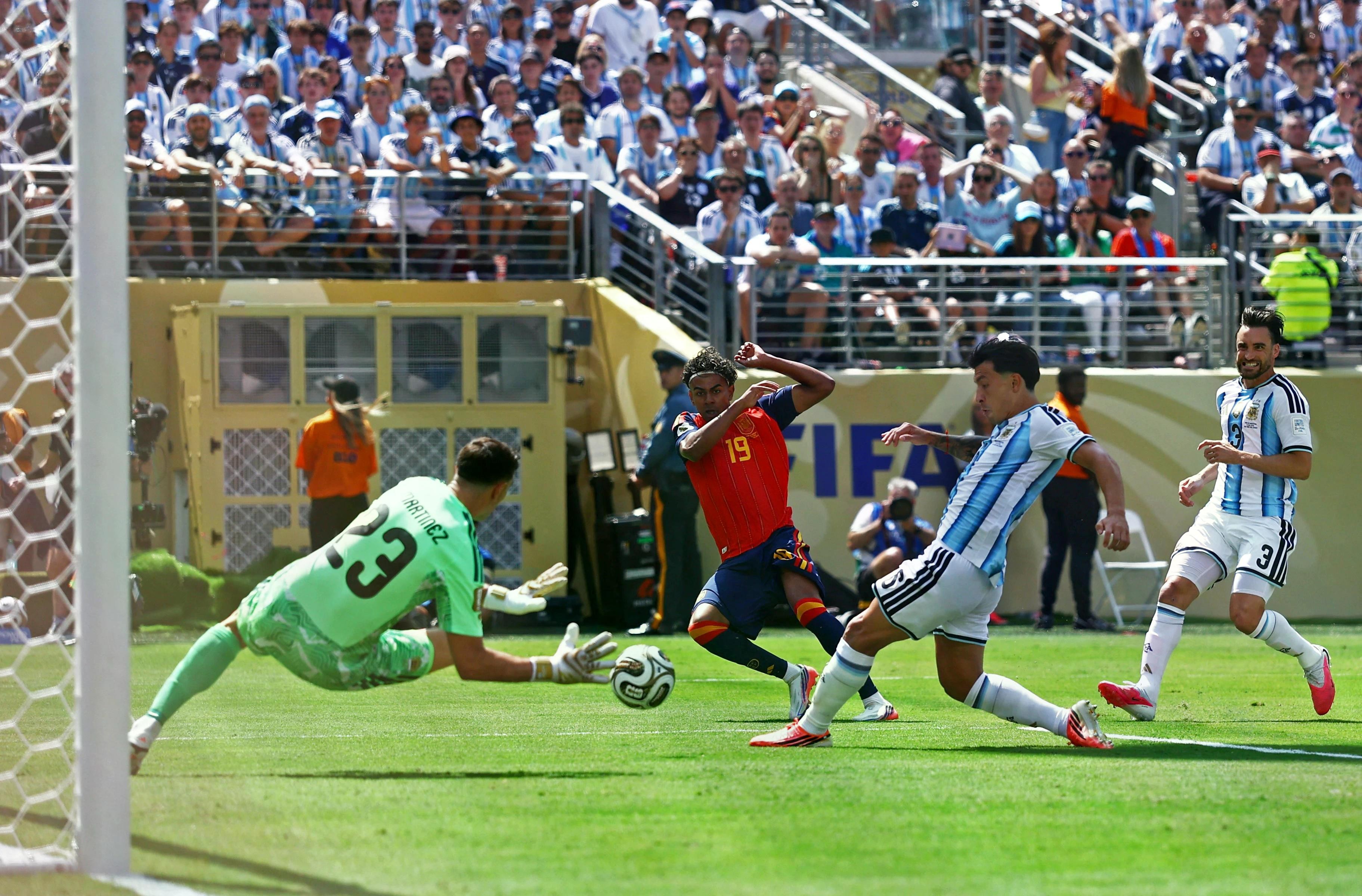Martinez có đến 11 pha cứu thua, một kỷ lục ở chung kết World Cup.