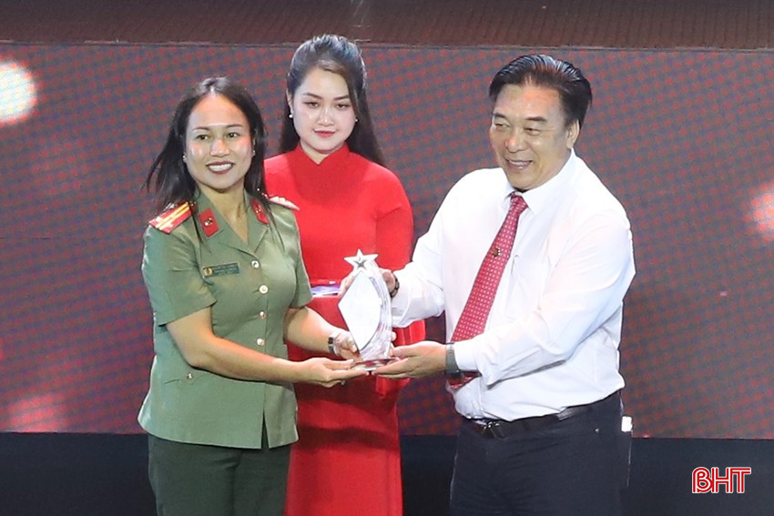 lanh-dao-tinh-khanh-hoa-trao-giai-bac-3593-1161.jpg