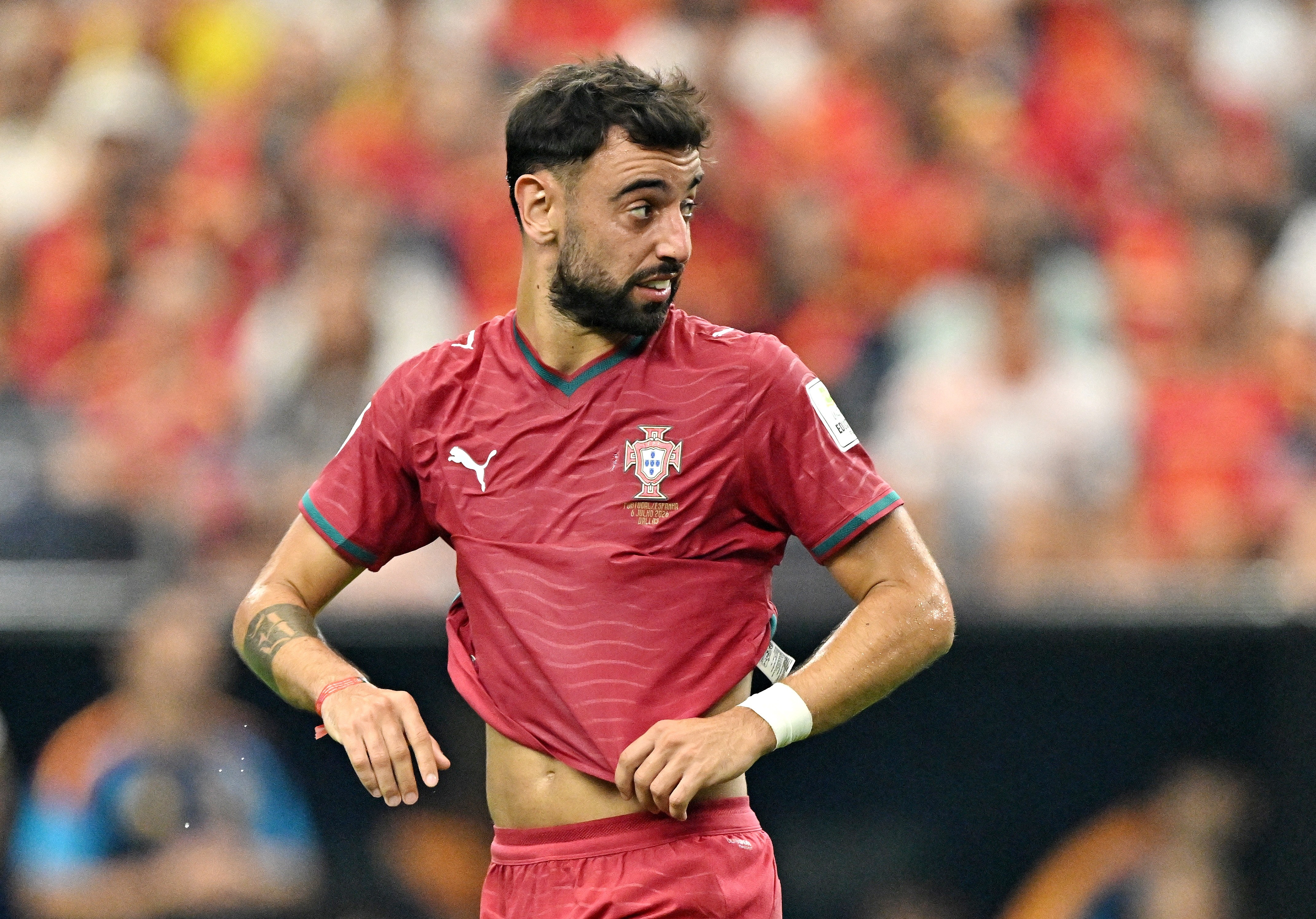 9. Bruno Fernandes: Dù vừa nhận danh hiệu Cầu thủ hay nhất mùa Ngoại hạng Anh và mang theo vô vàn kỳ vọng, anh lại trải qua kỳ World Cup đáng quên. Dấu ấn đáng nhớ nhất của tiền vệ này chỉ là những cái vung tay đầy bất lực và 1 đường kiến tạo.