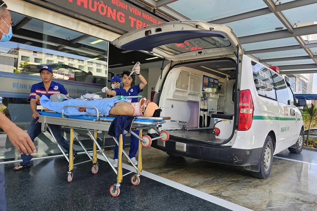 Nạn nhân được đưa tới bệnh viện cấp cứu. Ảnh: N.T