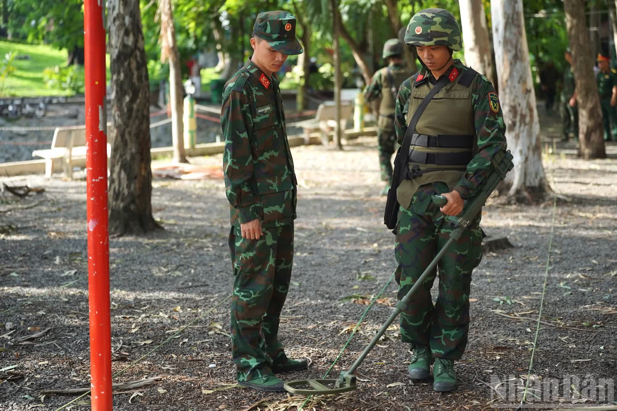Các lực lượng khẩn trương triển khai đối chiếu thực địa, xác định tọa độ, đánh dấu những điểm cần kiểm tra theo kế hoạch.