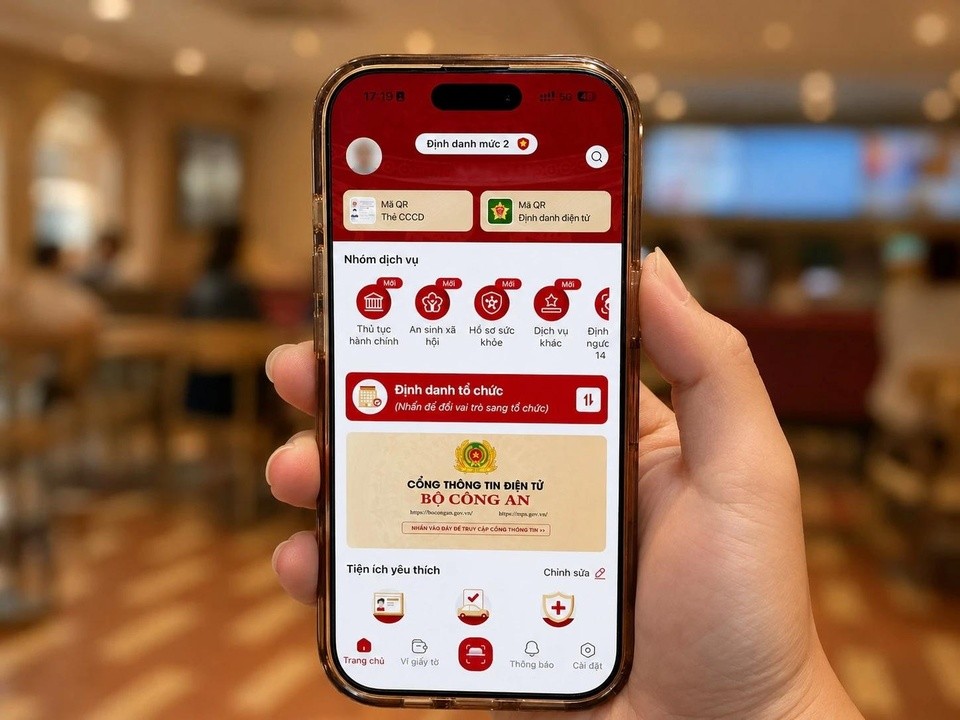 Người dân có thể dùng Sổ sức khỏe điện tử VNeID thay thế cho sổ khám bệnh bằng giấy tại tất cả cơ sở khám chữa bệnh công lập và tư nhân trên toàn quốc. Ảnh: Quang Nam.