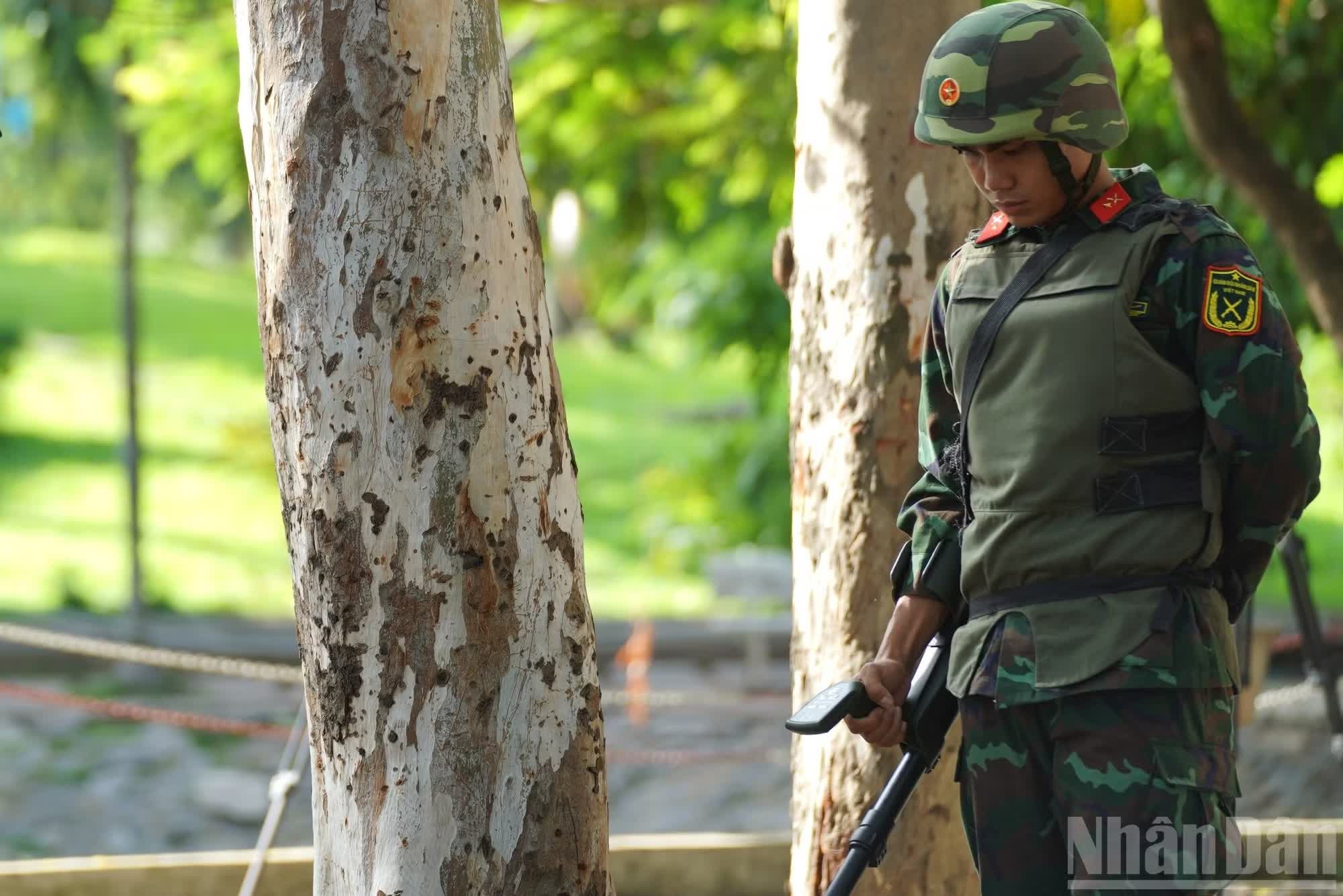 Theo phương án được triển khai, công tác thăm dò diễn ra từ ngày 15-18/6 tại 3 khu vực trong Công viên Lê Thị Riêng với tổng diện tích khảo sát khoảng 2.500m². Đây là những vị trí được xác định trên cơ sở tư liệu lịch sử, ý kiến nhân chứng và kết quả nghiên cứu trước đó.