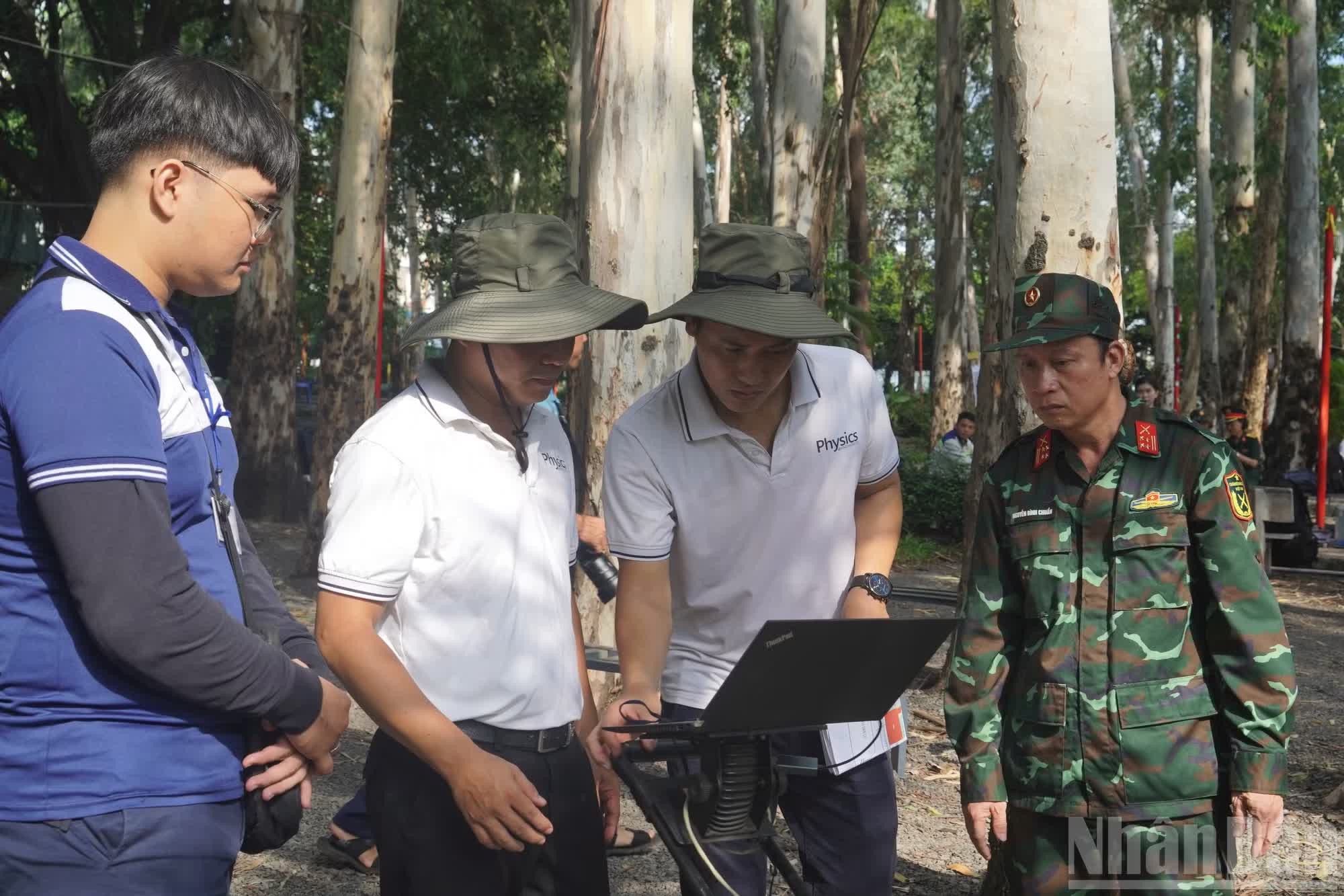 Có mặt tại buổi khảo sát, Phó Giáo sư, Tiến sĩ Lê Văn Anh Cường, Trưởng Bộ môn Vật lý địa cầu, Trường đại học Khoa học Tự nhiên (Đại học Quốc gia Thành phố Hồ Chí Minh) cho biết, nhóm chuyên gia đang triển khai 2 phương pháp khảo sát phục vụ công tác thăm dò, tìm kiếm hài cốt liệt sĩ tại Công viên Lê Thị Riêng.