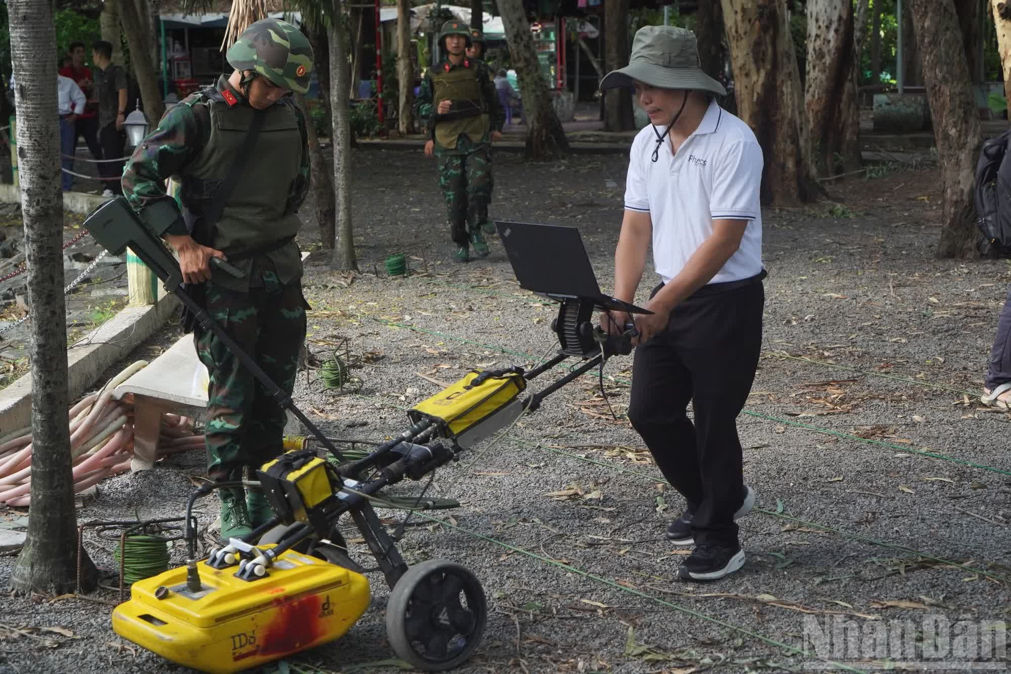 Cụ thể, nhóm sử dụng kết hợp phương pháp radar xuyên đất và phương pháp ảnh điện, nhằm phát hiện các dị thường dưới lòng đất. Dữ liệu thu được giúp nhận diện những biến động địa tầng, phân biệt lớp đất nguyên trạng với khu vực từng bị đào xới.