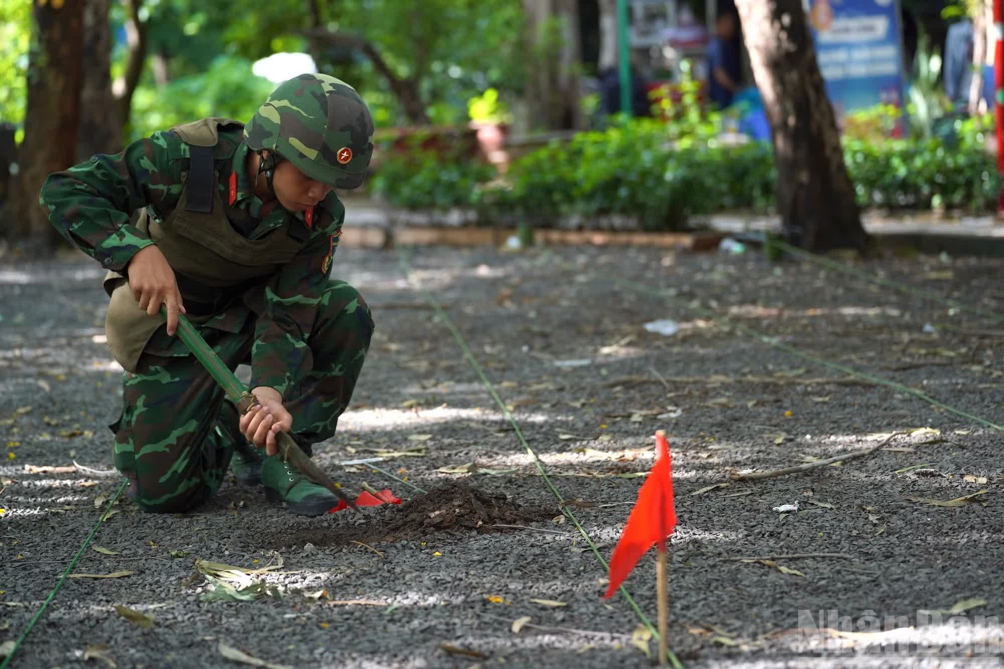 Tham gia đợt khảo sát, các đơn vị sử dụng nhiều thiết bị hiện đại, trong đó có radar xuyên đất để hỗ trợ phát hiện những dấu hiệu bất thường dưới lòng đất, phục vụ công tác tìm kiếm hài cốt liệt sĩ.