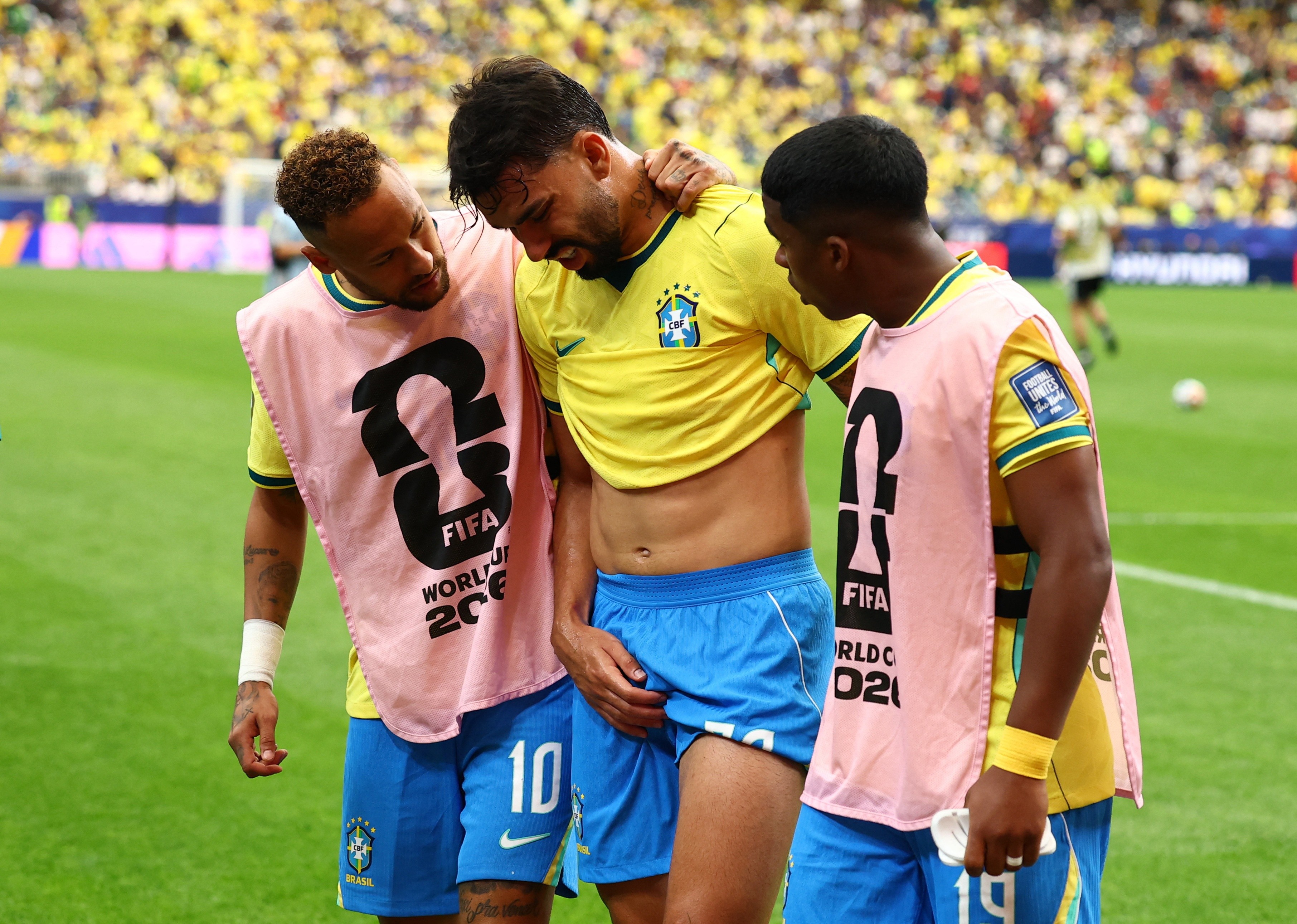 6. Lucas Paqueta: Được giao vai trò dẫn dắt hàng tiền vệ Brazil ở World Cup 2026, tuy nhiên, anh lại chơi chậm chạp và thiếu cảm giác bóng. Ở cuộc chạm trán Nhật Bản tại vòng 32 đội hôm 30/6, cựu tiền vệ West Ham thậm chí phải rời sân giữa chừng vì chấn thương.