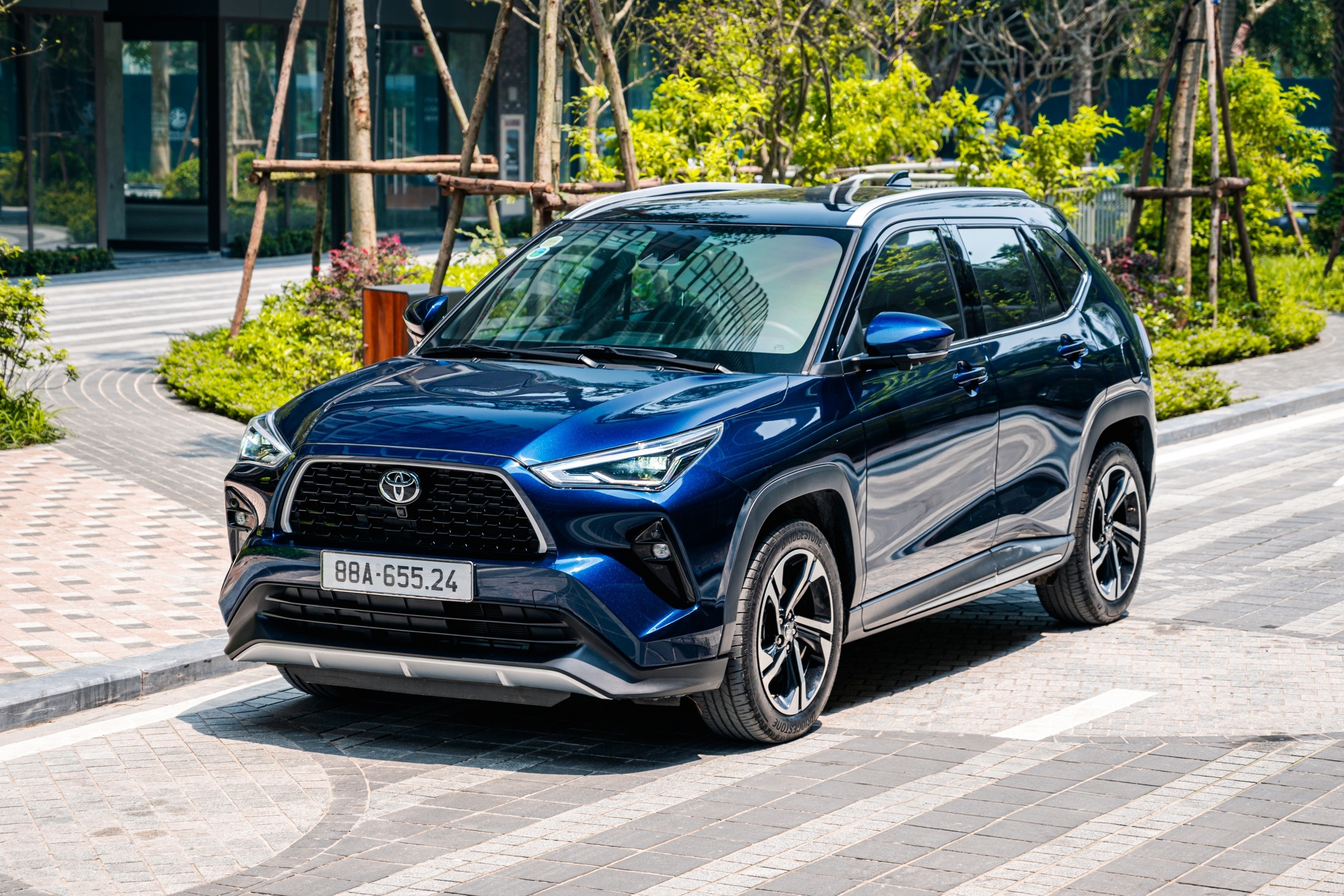 Với 35.410 xe bán ra tại Việt Nam, Toyota là hãng xe bán chạy thứ nhì toàn thị trường, đồng thời là hãng xe xăng sở hữu doanh số tốt nhất trong nửa đầu năm nay. Tương tự VinFast, danh mục sản phẩm đa dạng cũng là ưu thế của Toyota. Lúc này, Toyota Yaris Cross đang là chủ lực doanh số của hãng tại Việt Nam. Ảnh: TMV.