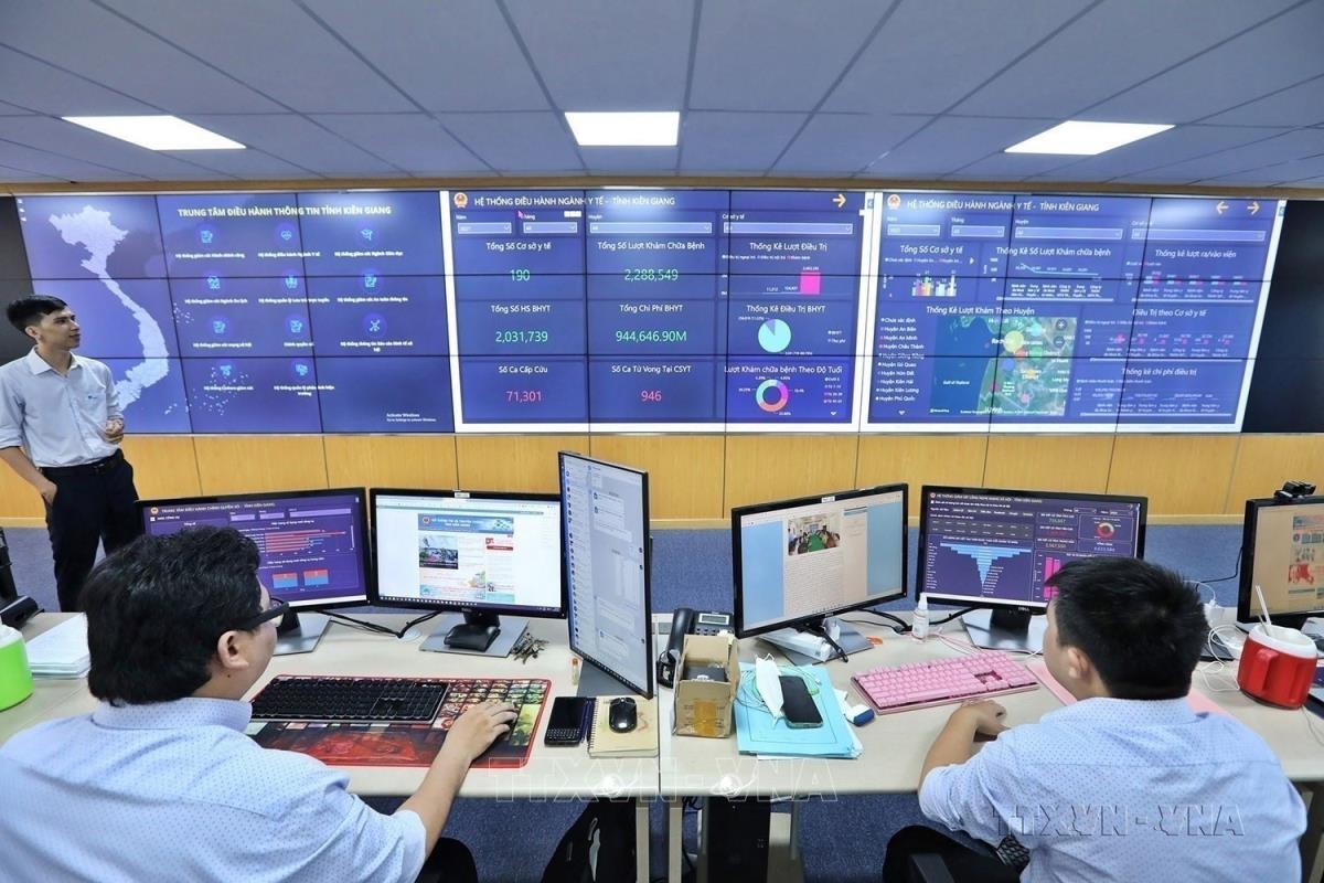Đầu tư phát triển hạ tầng chuyển đổi số, ứng dụng mạnh mẽ, tiên phong các công nghệ số, dữ liệu số trong tất cả các lĩnh vực. Ảnh: Minh Quyết/TTXVN