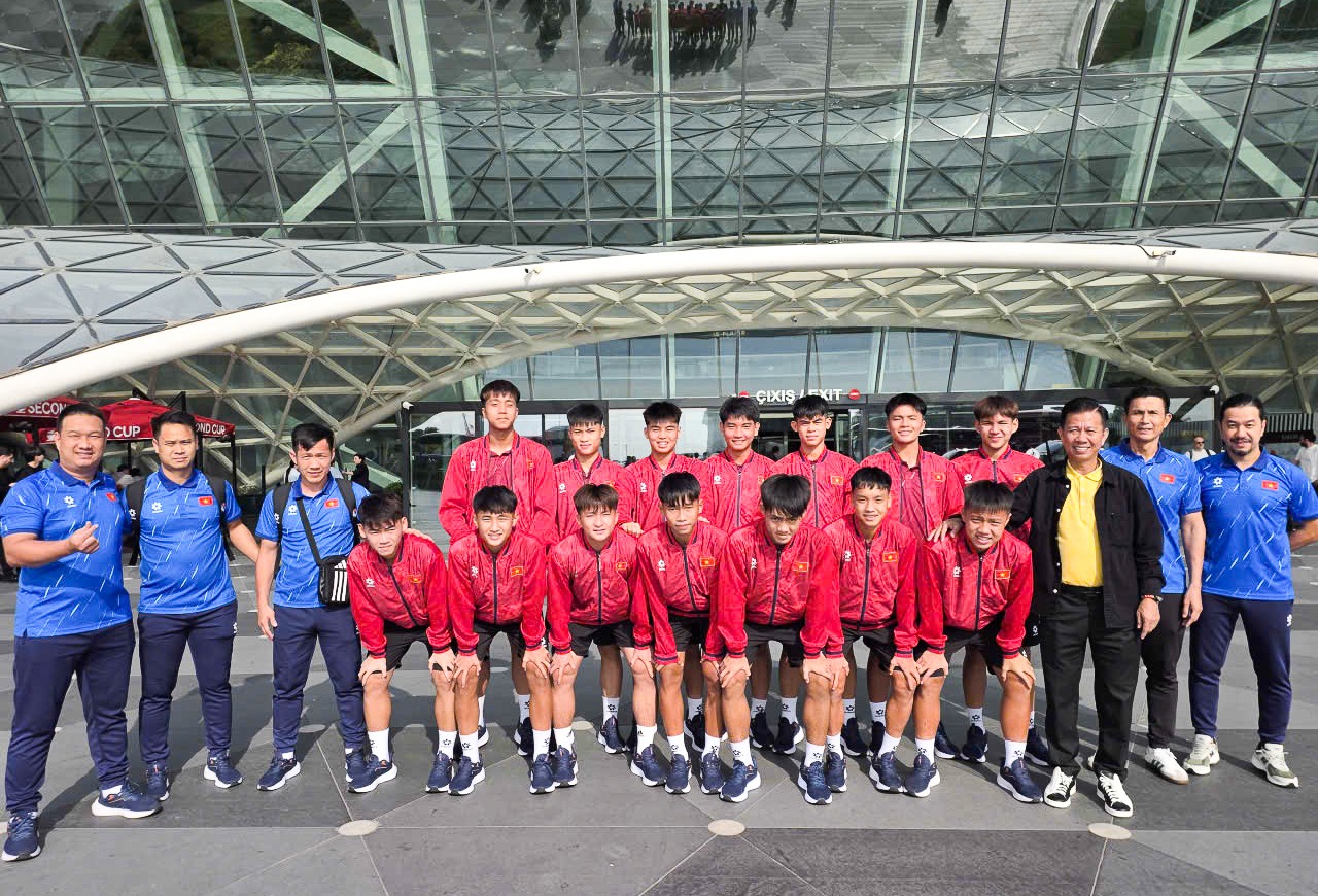 Đội tuyển U15 Việt Nam cùng ban huấn luyện có mặt tại Baku (Azerbaijan), sẵn sàng bước vào hành trình tranh tài tại FIFA U-15 World Cup &amp; Festival 2026. Ảnh: VFF