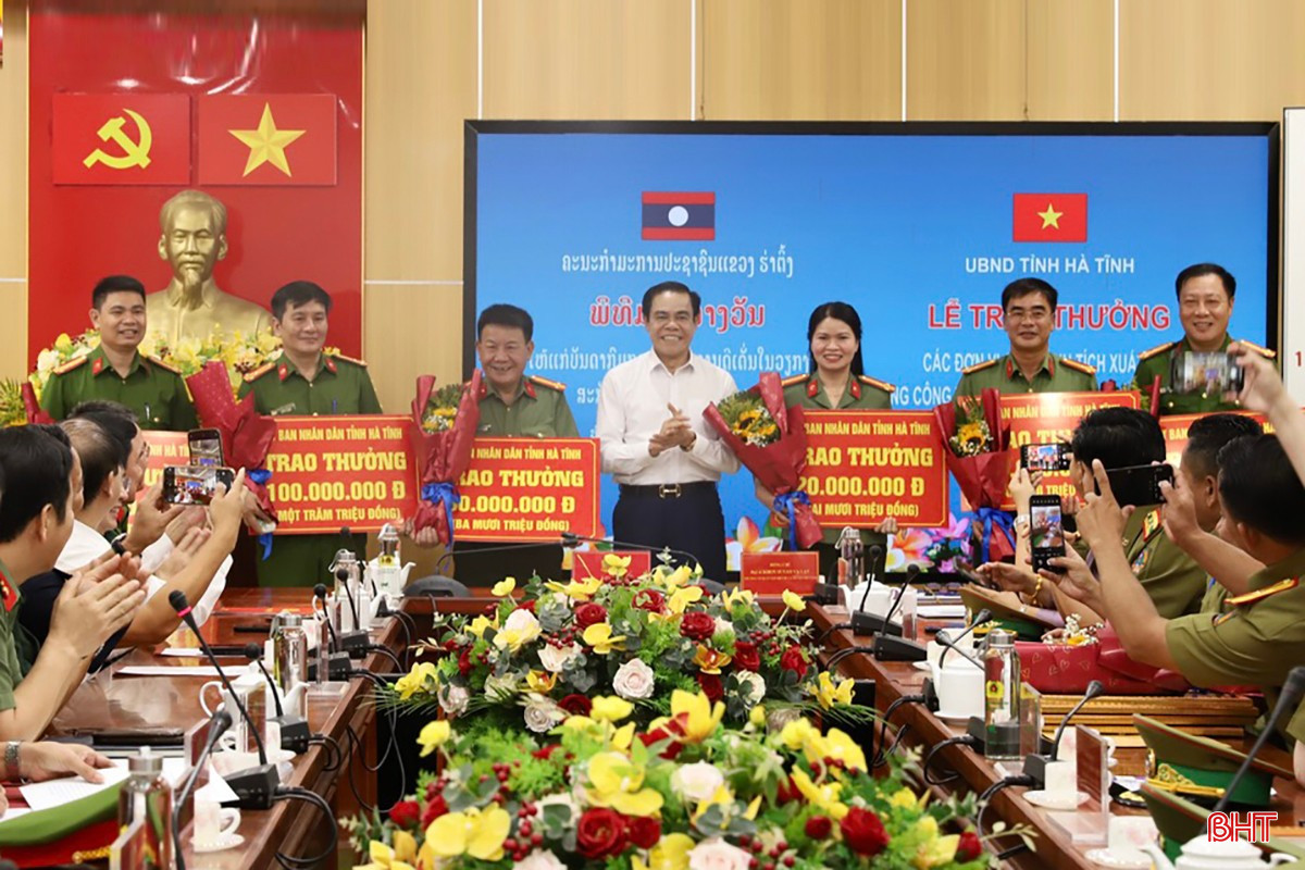 trao thưởng nóng của UBND tỉnh cho các phòng thuộc Công an Hà Tĩnh.jpeg