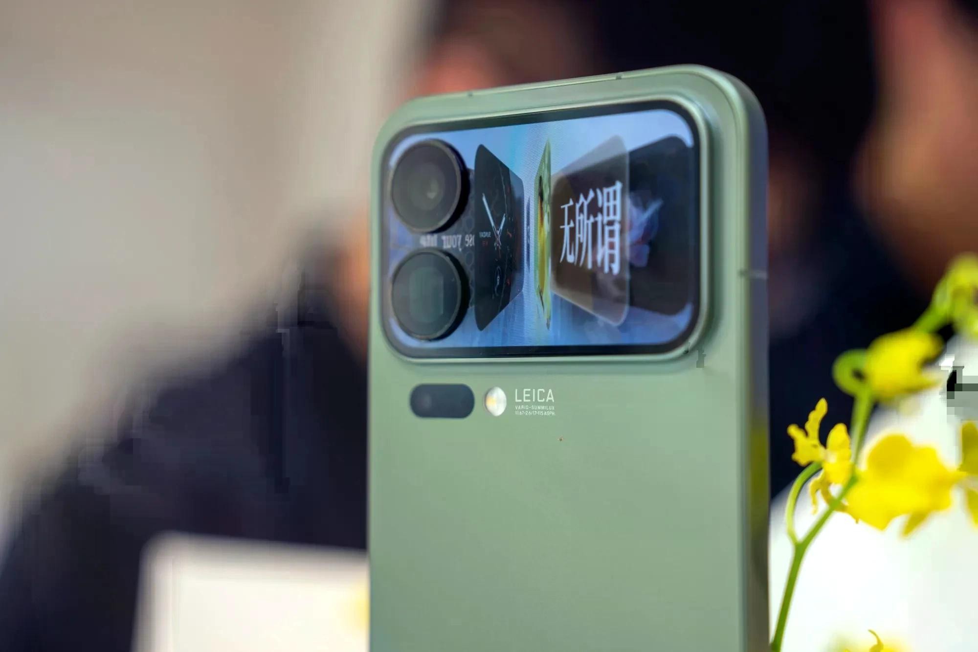 Các hãng smartphone Trung Quốc đang tập trung vào phân khúc tầm trung với hiệu năng đủ dùng. Ảnh: Bloomberg.