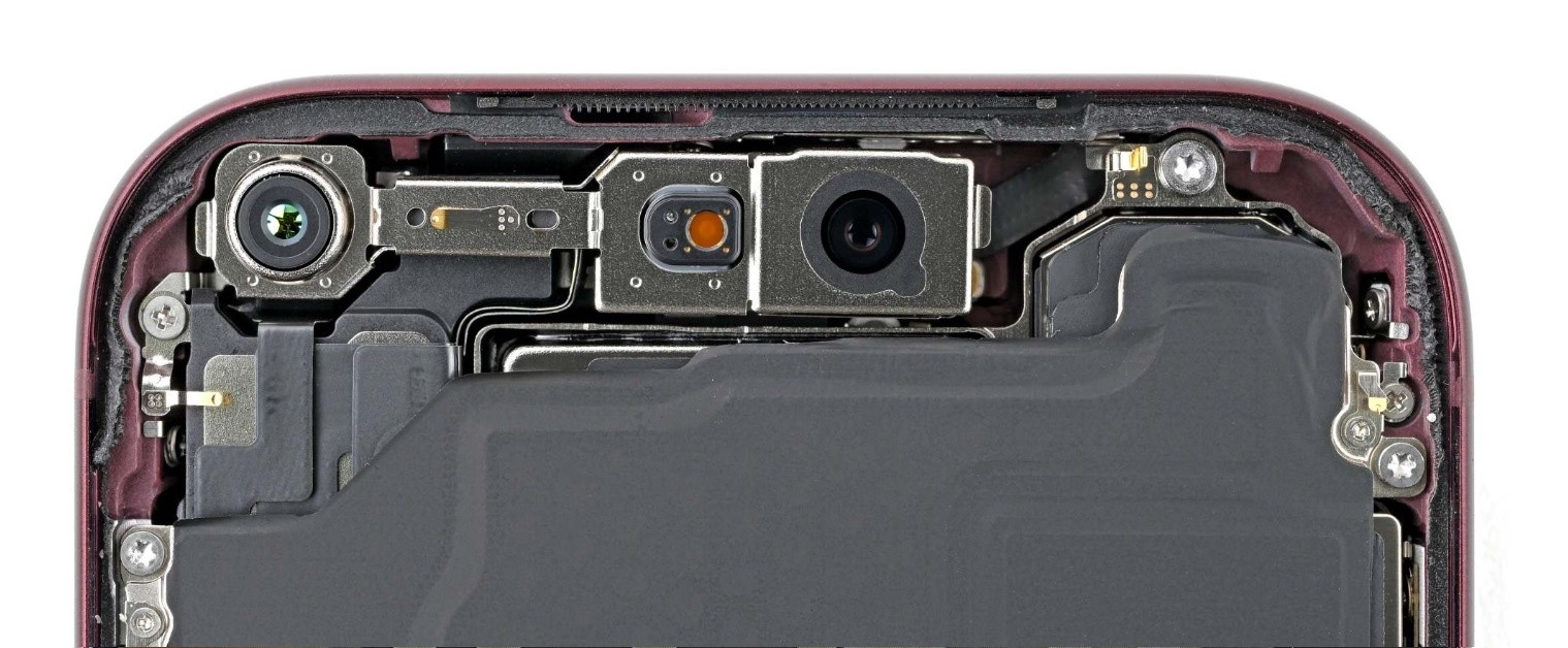 Để thu nhỏ hệ thống Dynamic Island, Apple đã đưa cảm biến hồng ngoại của hệ thống Face ID ẩn xuống dưới màn hình. Đây cũng là cách Samsung từng dùng để ẩn camera selfie trên các thế hệ Galaxy Z Fold4, Z Fold5 và Z Fold6. Tuy nhiên, chất lượng hình ảnh thu được thường bị nhiễu do mạng lưới điểm ảnh nằm phía trên. Ảnh: iFixit.
